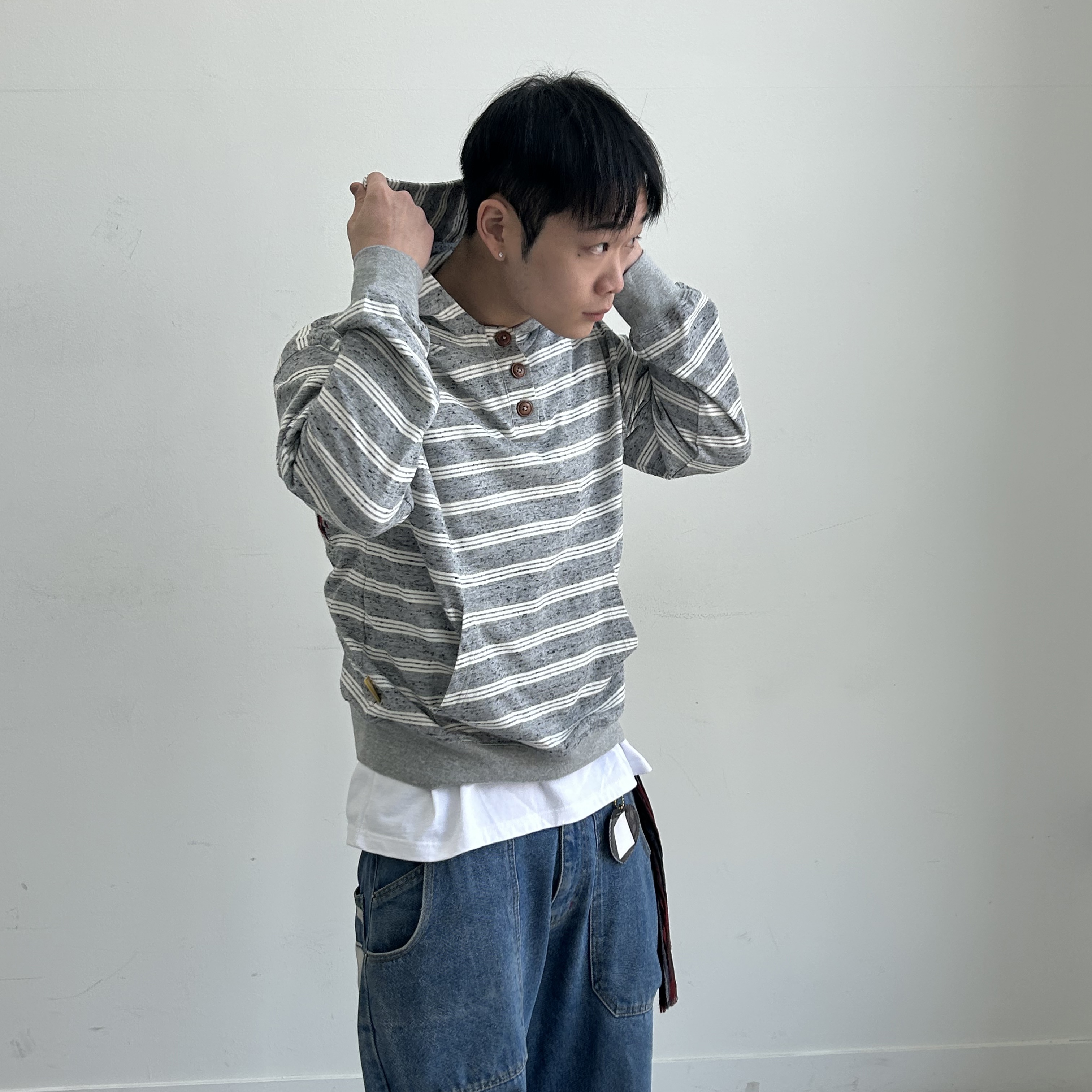 MAINBOOTH Cookie Stripe Hood T-shirt GRAY 착용 스타일 - 1