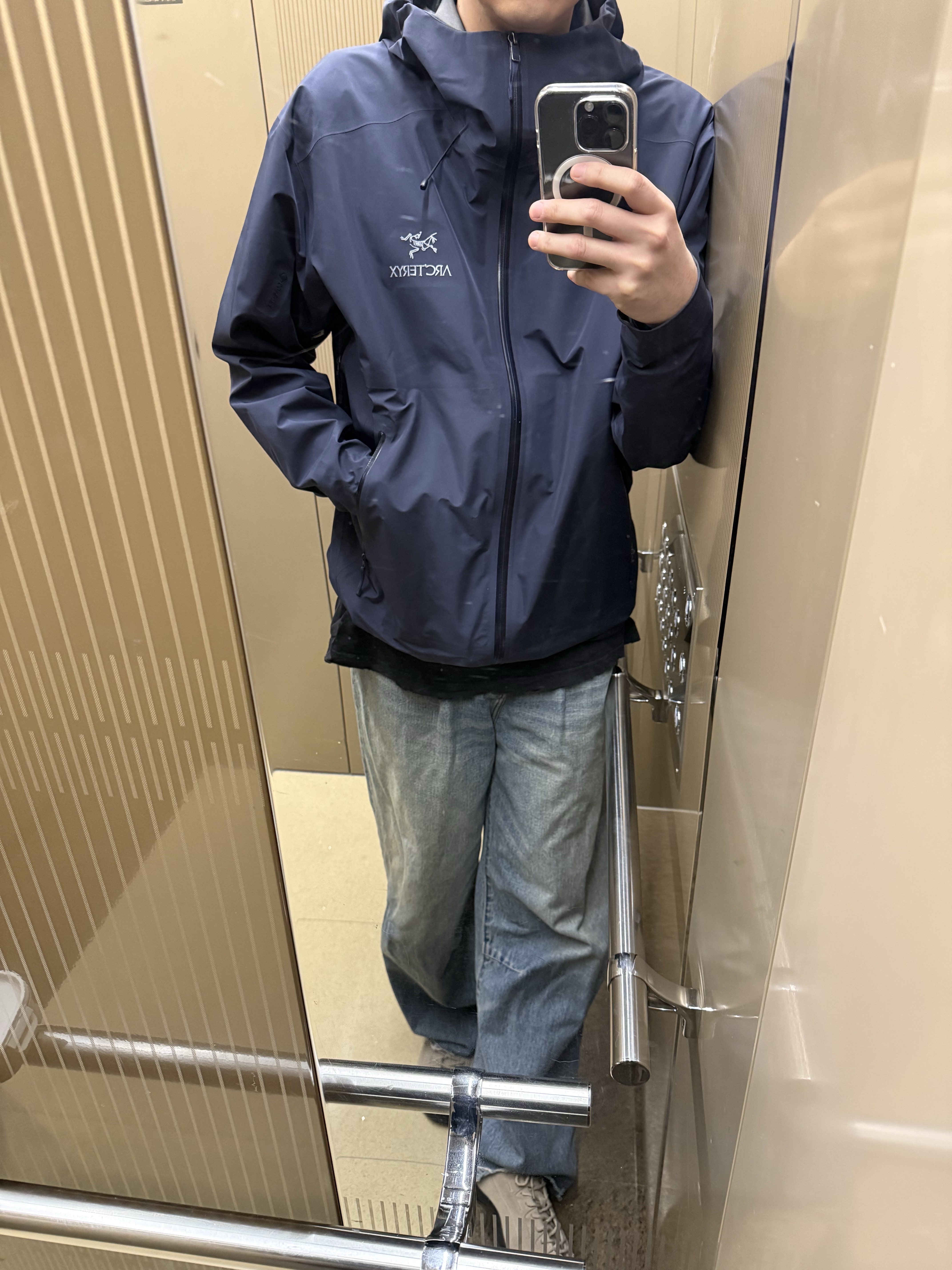 Arc'teryx Beta LT Jacket Black Sapphire, Keen Jasper Suede Sneakers Silver Mink 착용 스타일