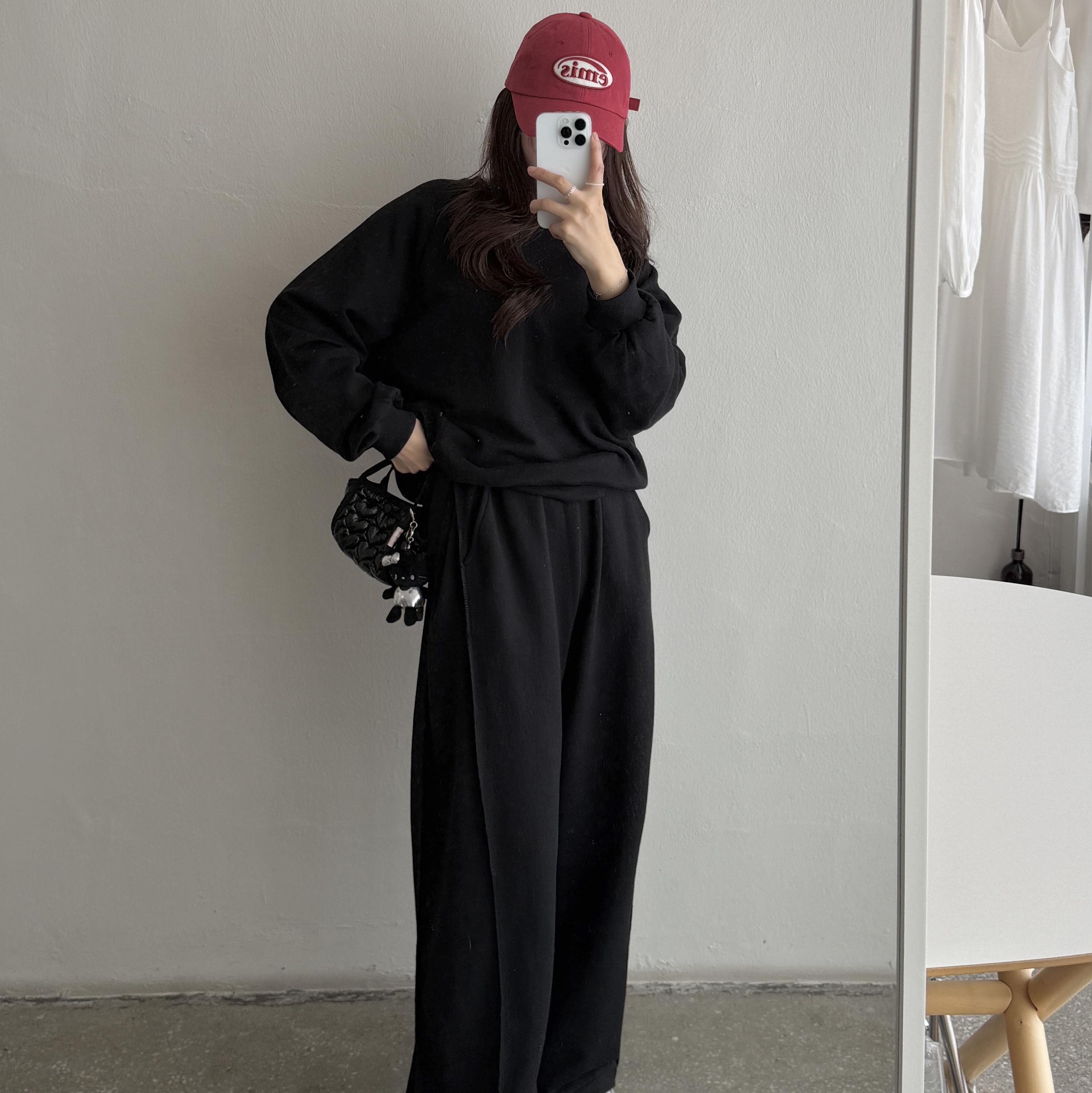 Emis Tone On Tone Wappen Ball Cap Red, Adidas Samba OG Cloud White 착용 스타일 - 1