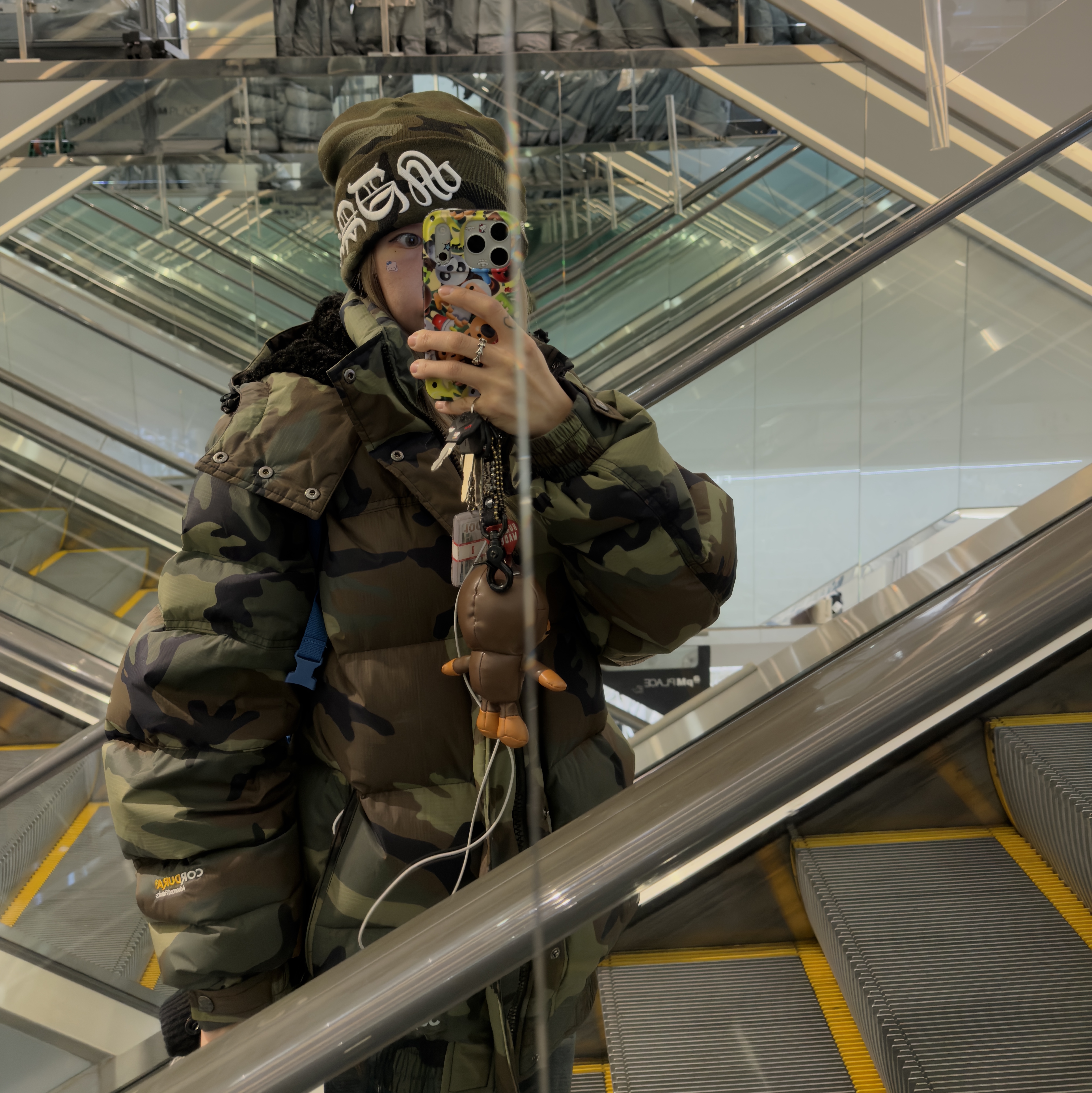Supreme New Era Blackletter Beanie Woodland Camo - 25SS 착용 스타일