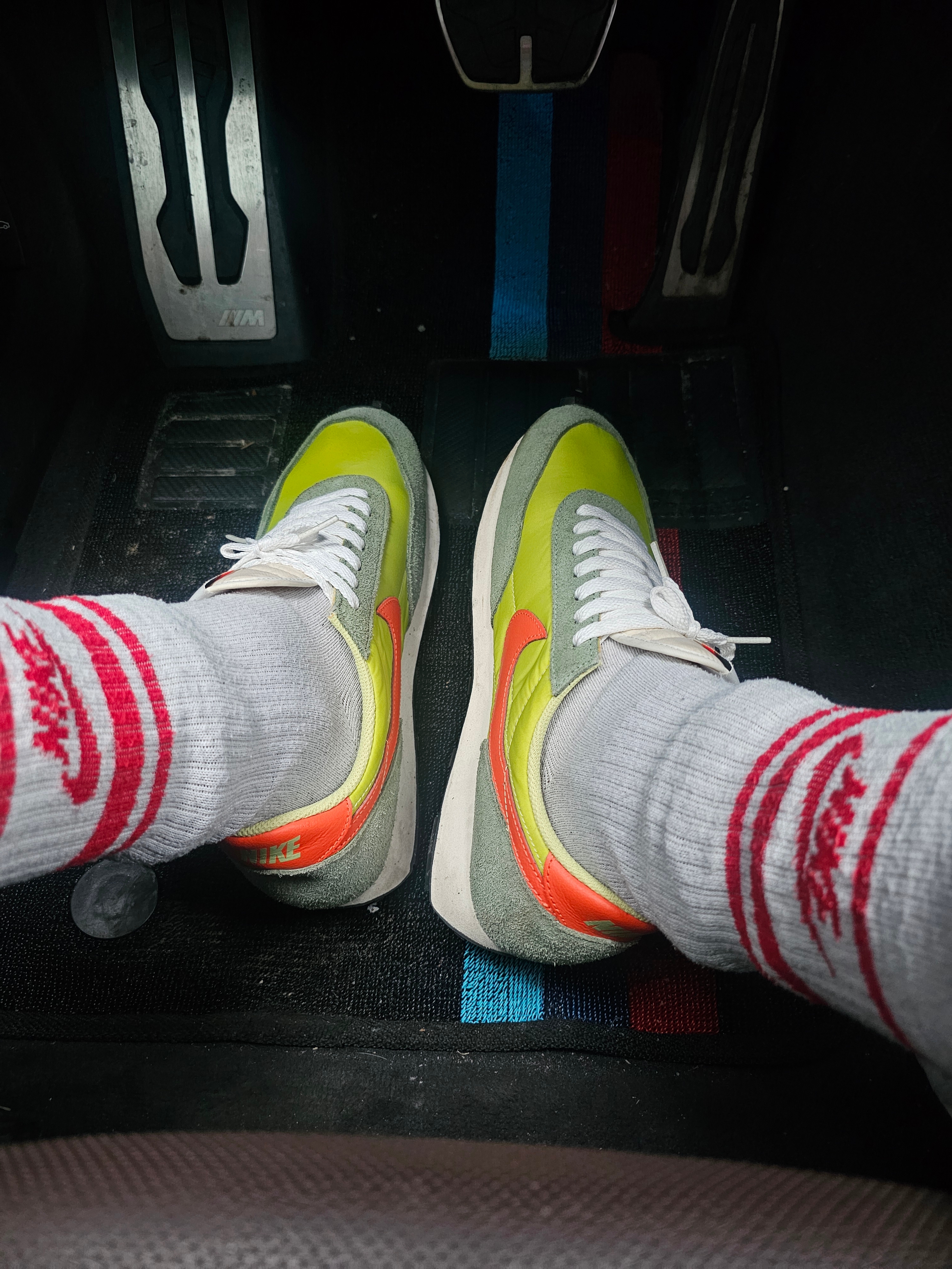 Nike Daybreak Limelight, Nike NSW Everyday Essential Crew Socks White University Red (Bundle of 2 x 3 Packs/Korean Ver.) 착용 스타일