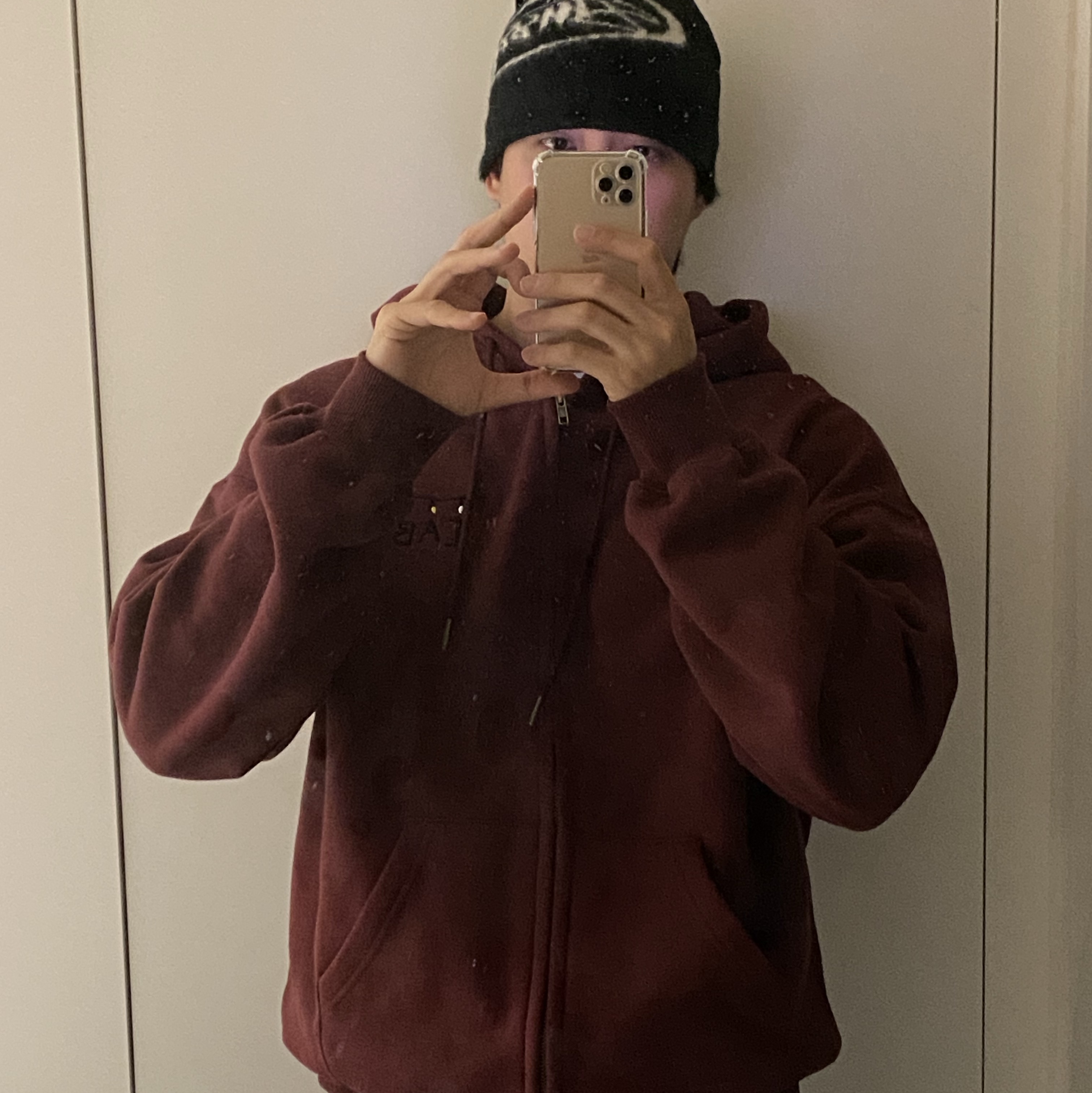 IAB Studio x Stranger Things Tree Lights Zip-up Hoodie Burgundy, Stussy Skullcap Brushed Oval Stock Beanie Black 착용 스타일 - 2