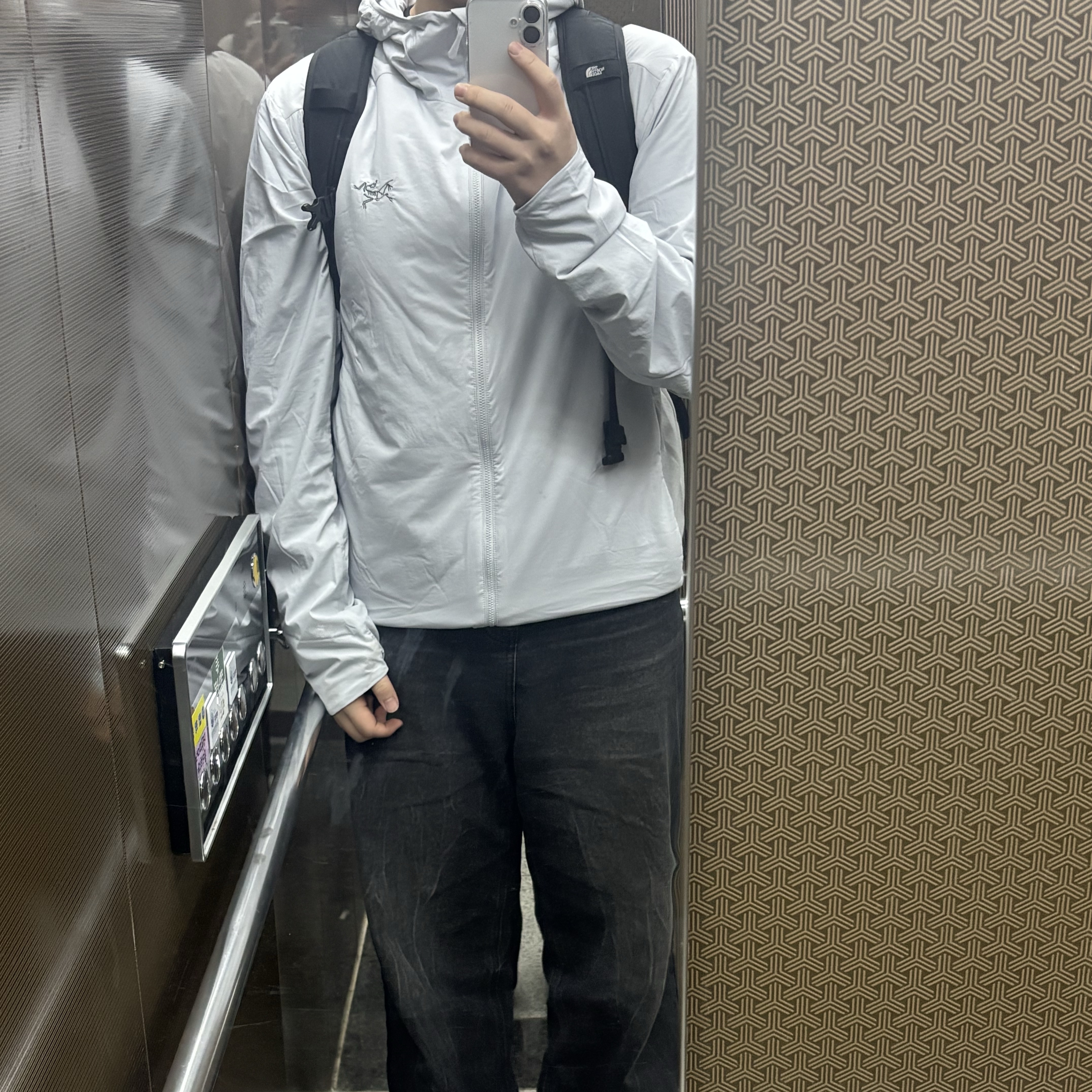 Arc'teryx Atom SL Hoody Solitude, The North Face Big Shot Black 착용 스타일
