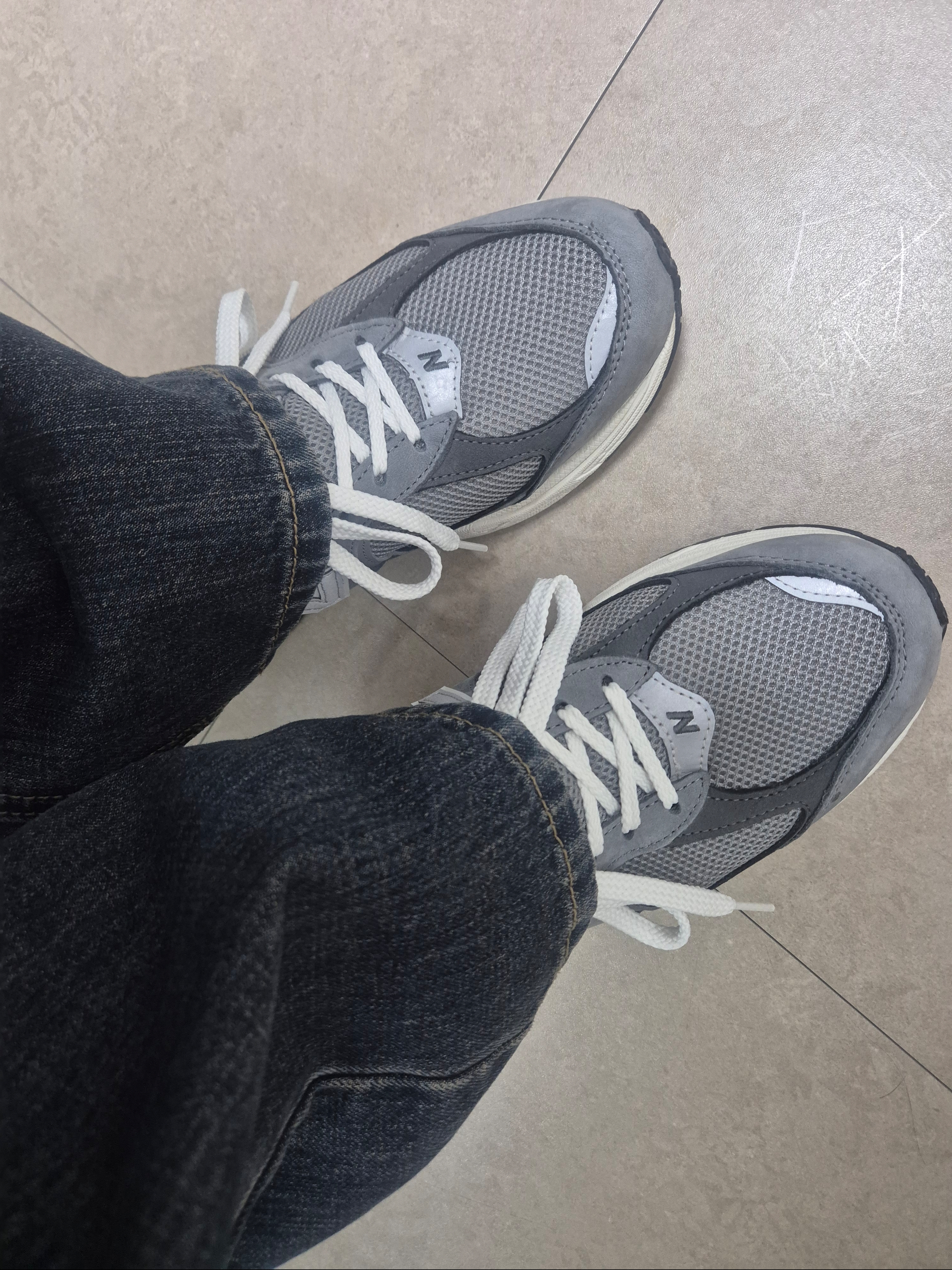 New Balance 2002R Premium Vintage Grey 착용 스타일 - 1