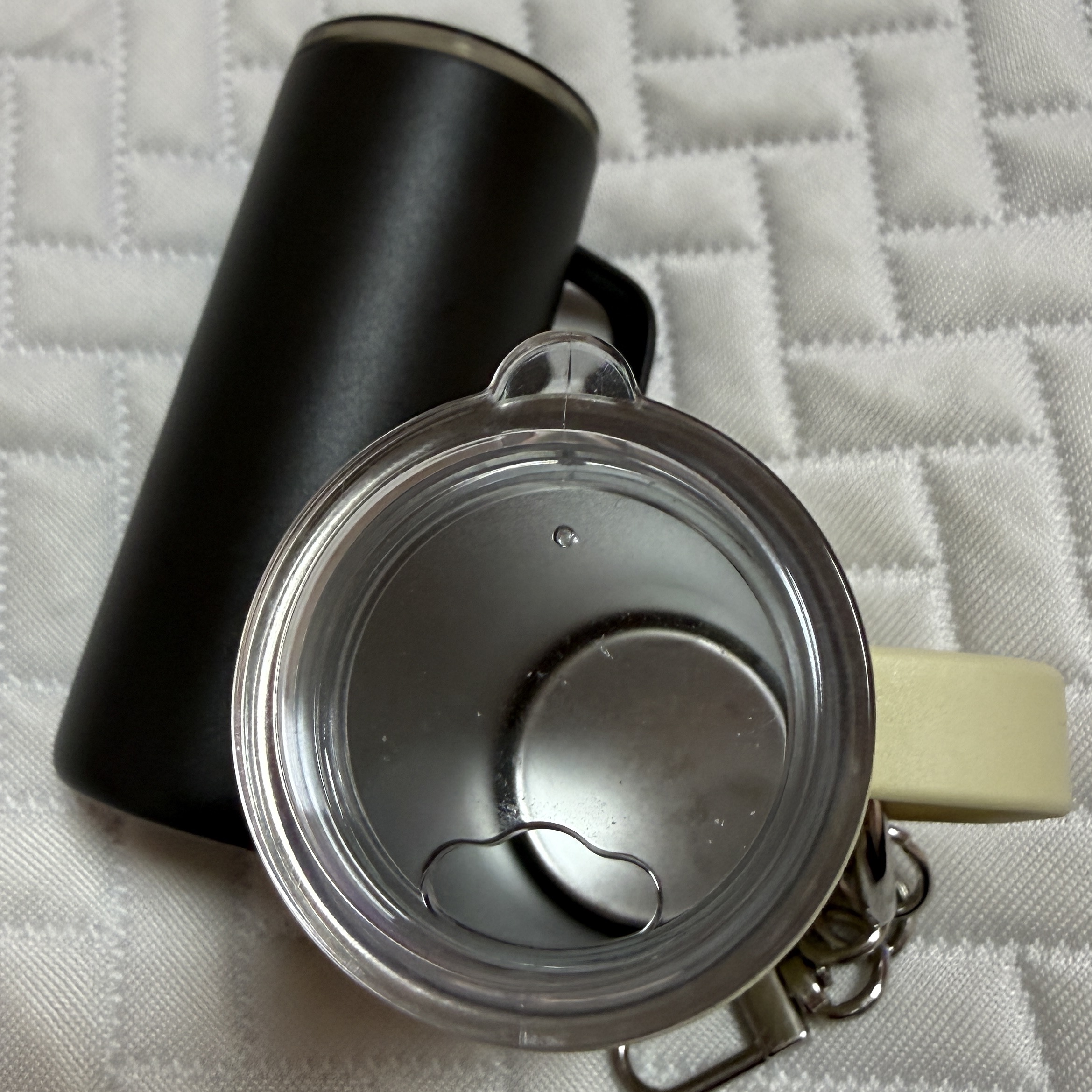 Starbucks Miniature Tumbler Keyring Dark Grey, Starbucks Miniature Tumbler Keyring Butter Yellow 착용 스타일 - 4