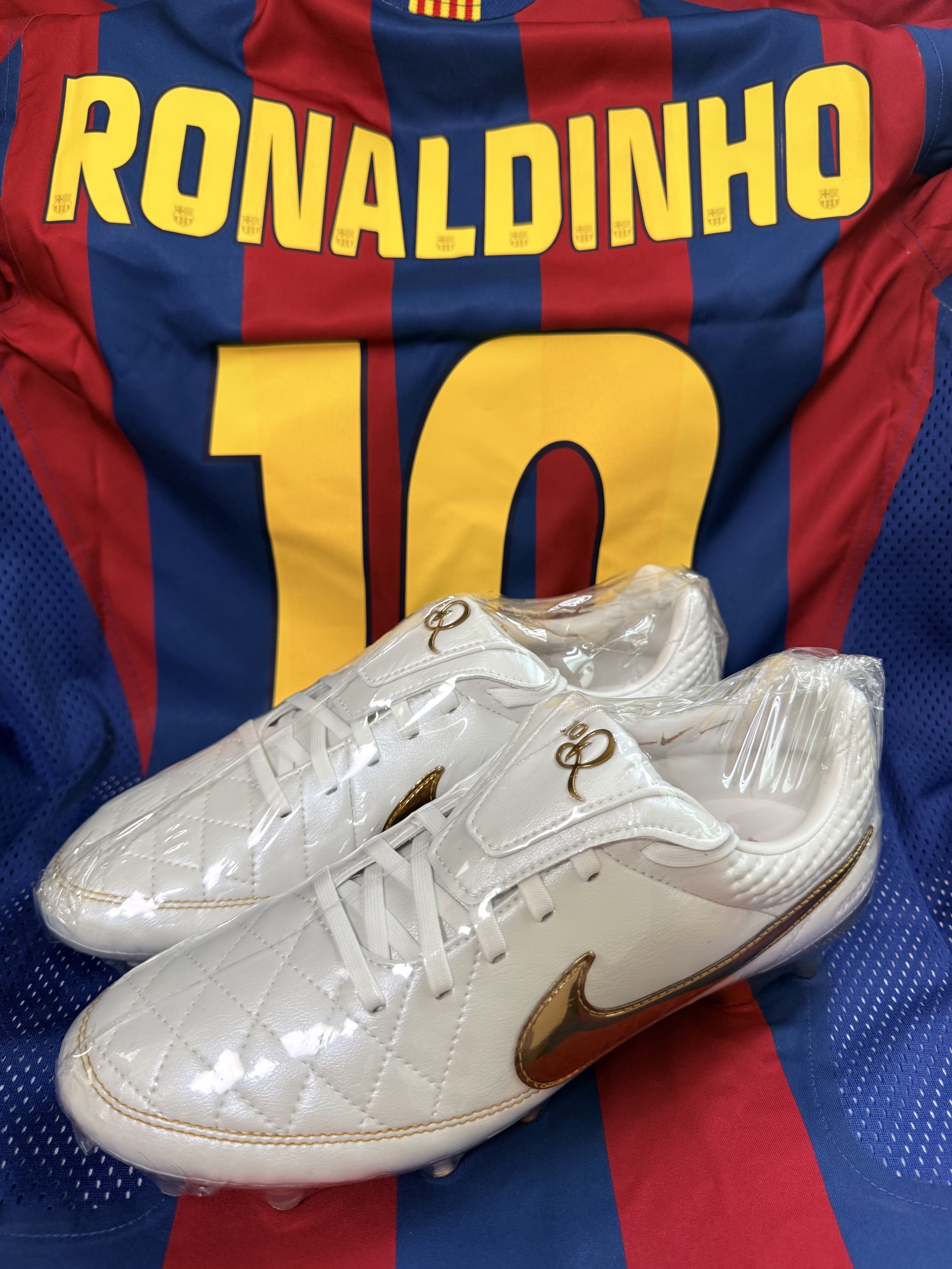 Nike Ronaldinho FC Barcelona 2005/06 Retro Soccer Replica Long-Sleeve Jersey (HQ1462-471) (Marking Ver.), Nike Tiempo Legend RGN FG SE Metallic Summit White Metallic Gold Coin 착용 스타일