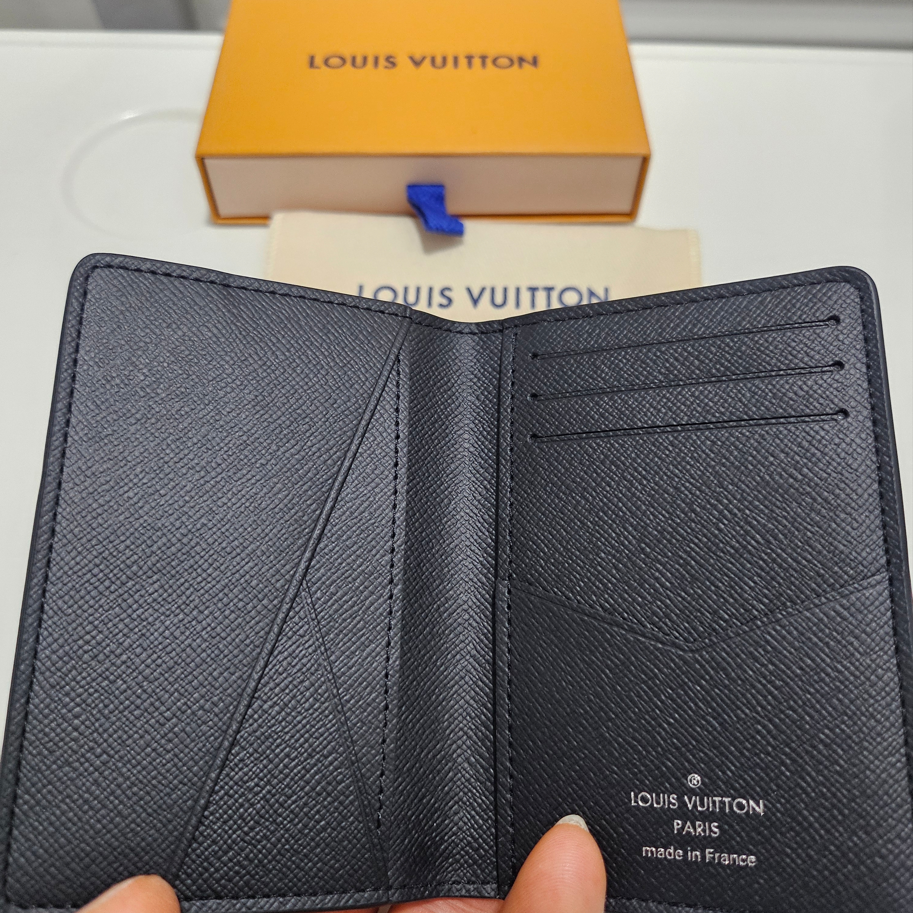 Louis Vuitton Pocket Organizer Taiga Black, Louis Vuitton x Park Seo-Bo Pocket Organizer Red 착용 스타일 - 2
