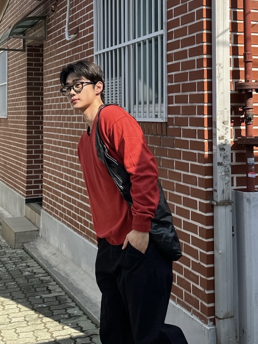 Noun Crop V Neck Knit Red, Noun Balanced Denim Pants Black 착용 스타일 - 3