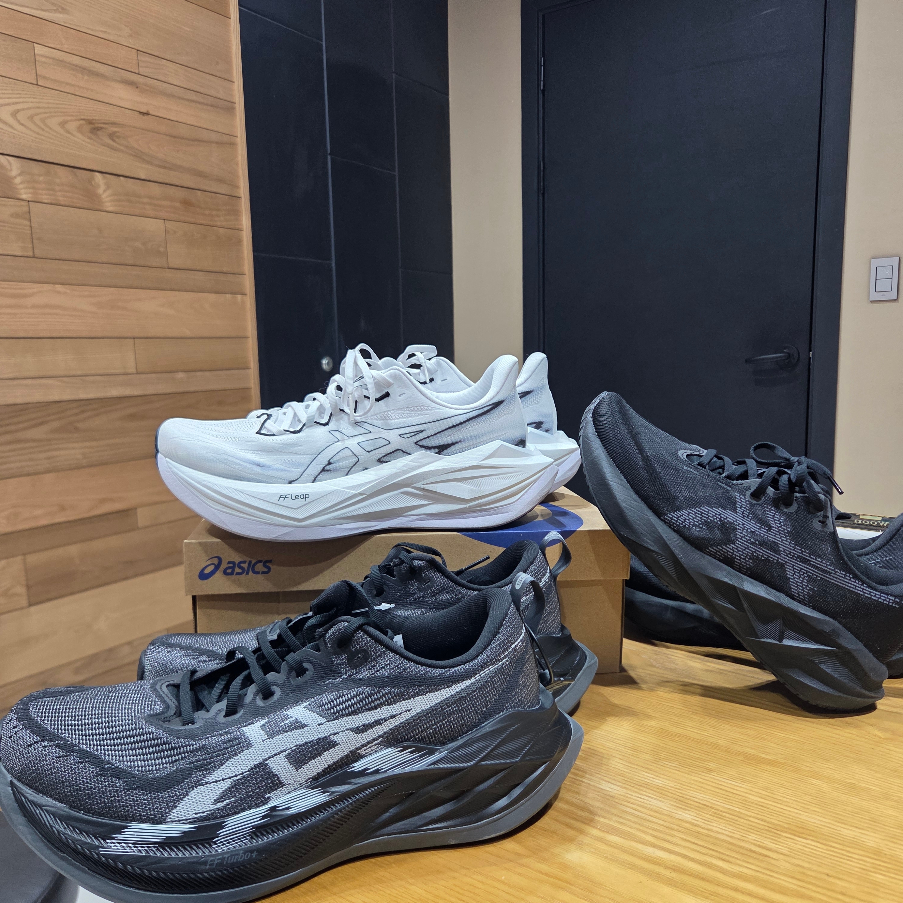 Asics Superblast 2 Black White, Asics Superblast 3 White Black 착용 스타일 - 2
