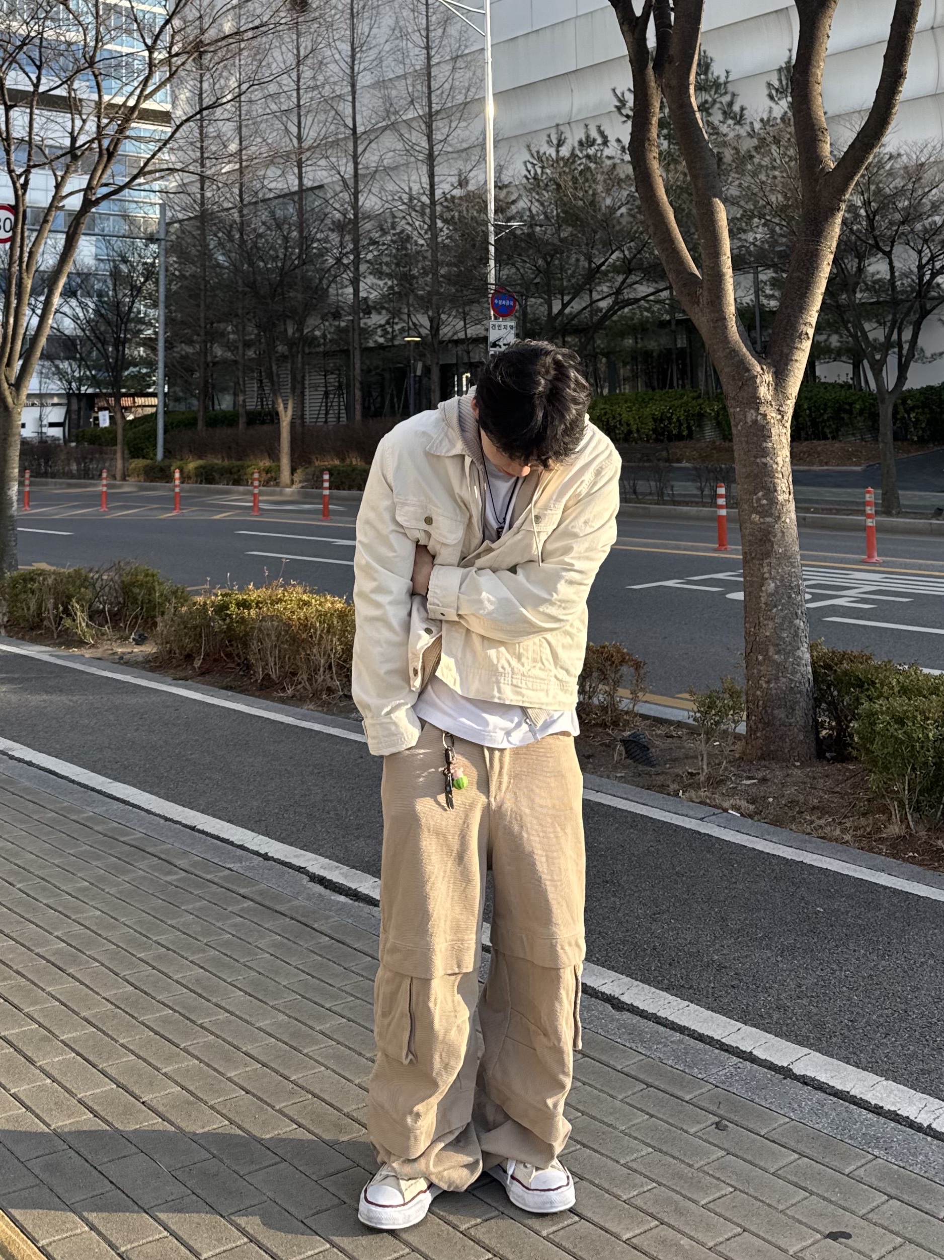 Maison Mihara Yasuhiro Peterson OG Sole Canvas Low-top Sneakers Natural, Kamien Titan Baggy Pants Beige 착용 스타일