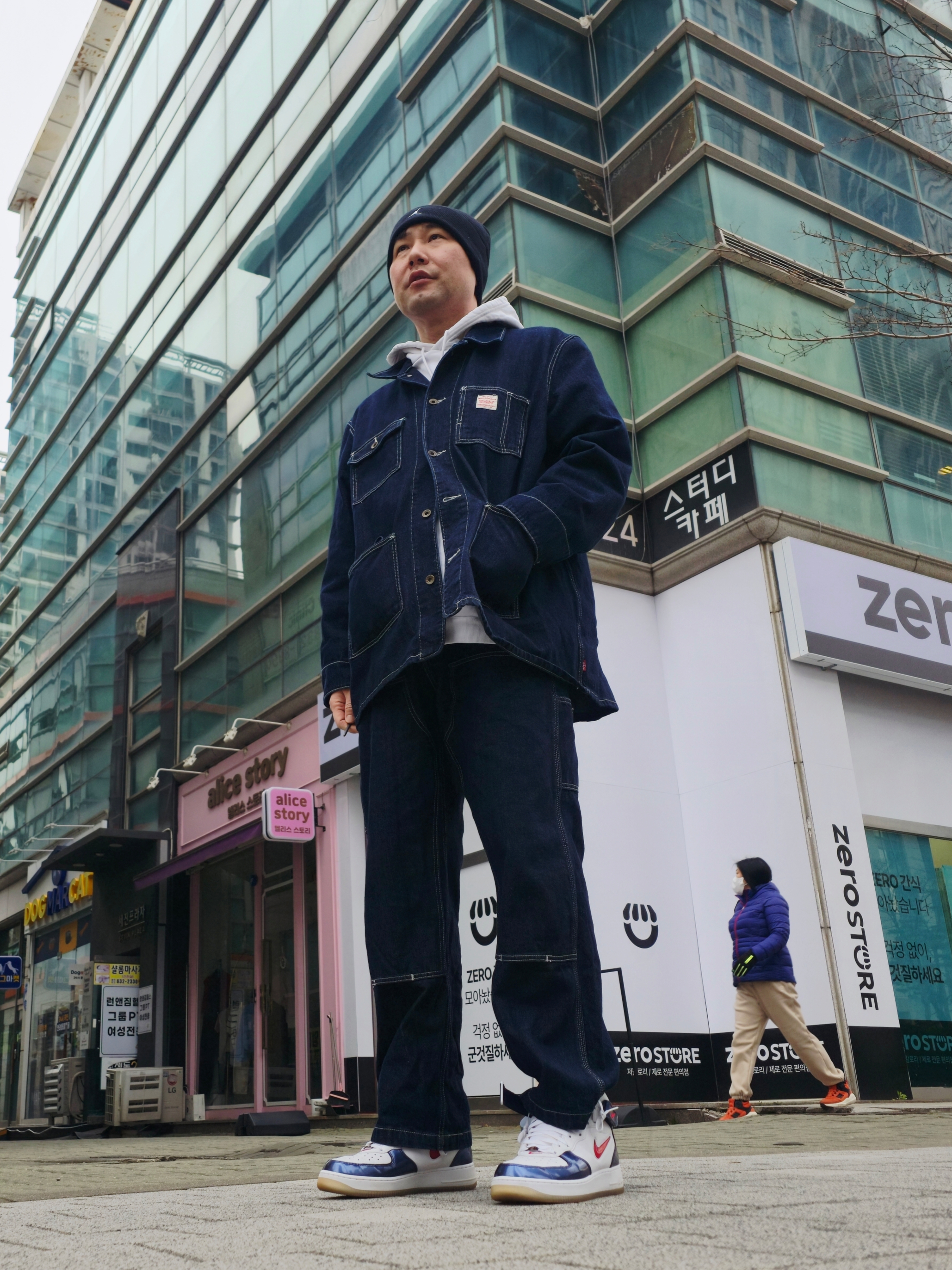 Levi's 568 Loose Straight Double Knee Dark Wash, Jordan Peak Essential Beanie Black White 착용 스타일