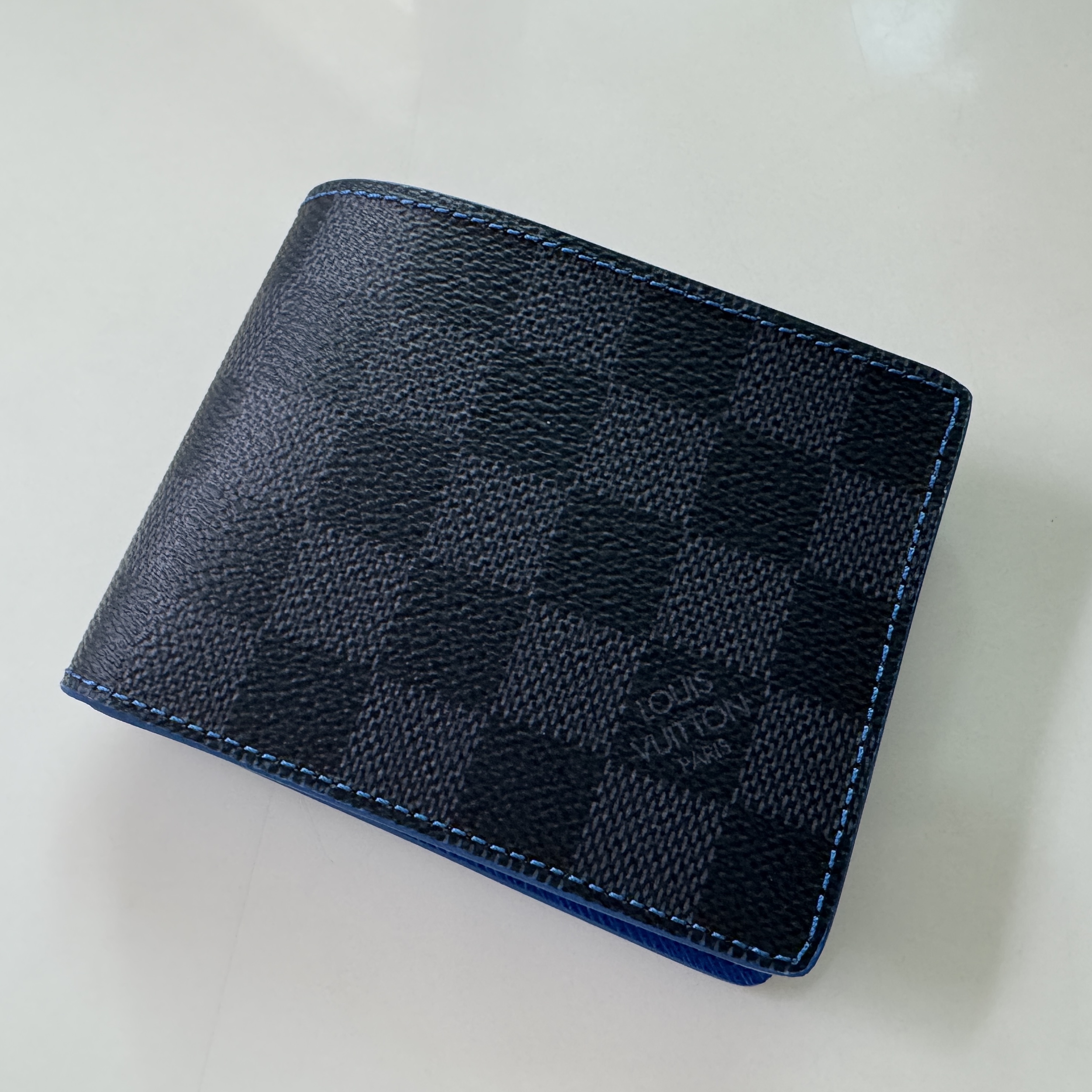 Louis Vuitton Slender Wallet Damier Graphite Blue 착용 스타일