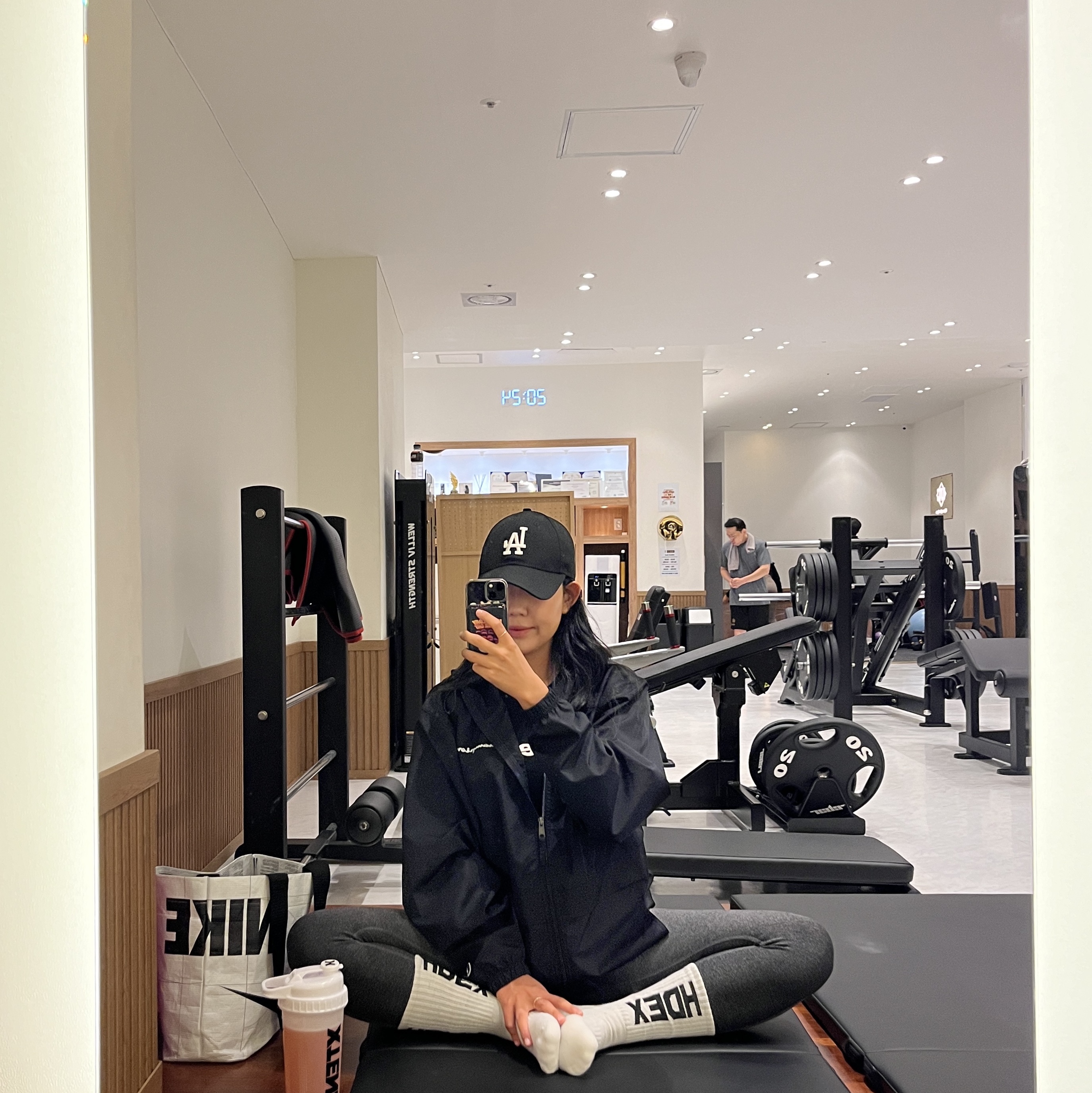 (W) Mischief Rhombus T-Shirt White, Nike NSW Classic 99 Cap Black 착용 스타일 - 4