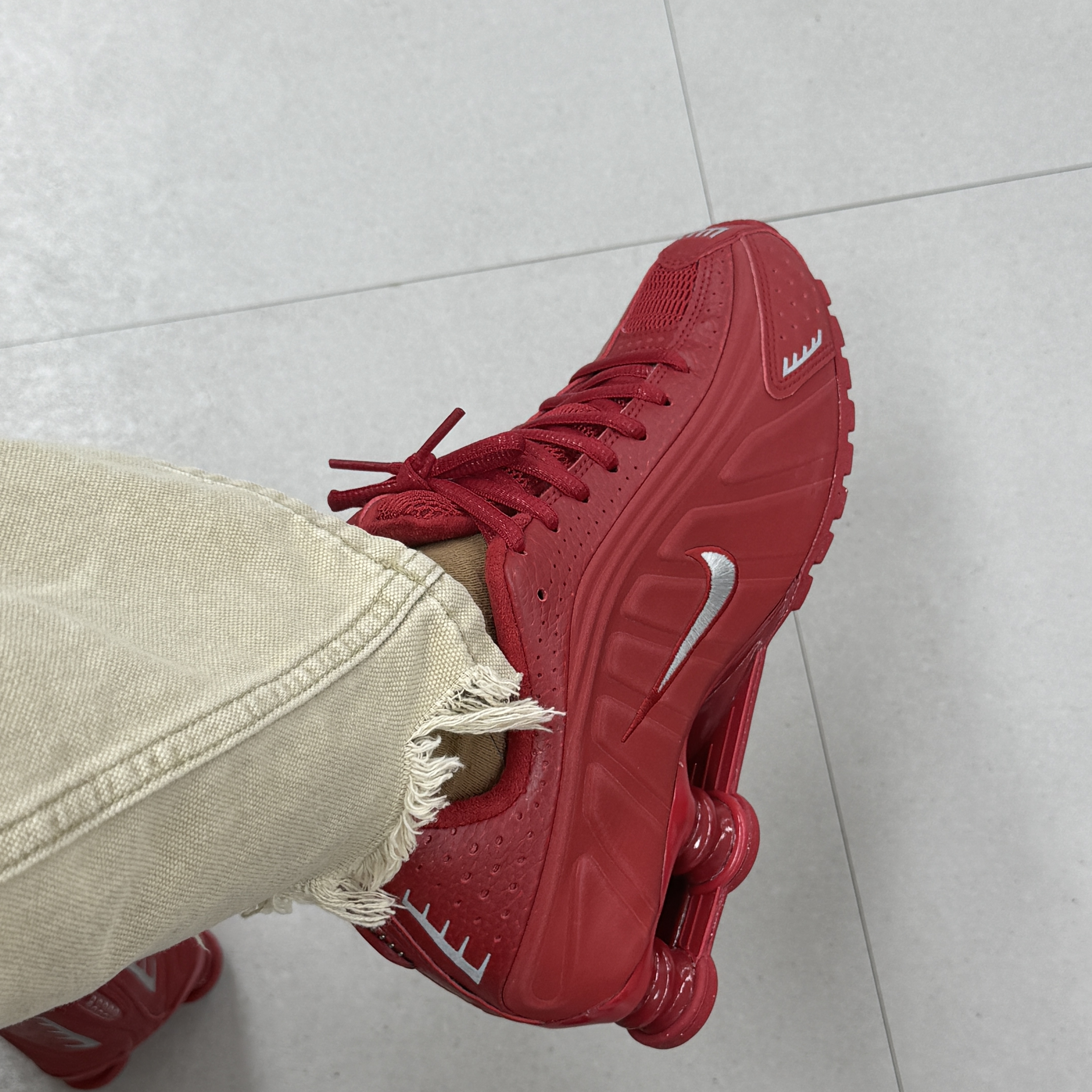 Nike Shox R4 Gym Red and Metallic Silver 착용 스타일 - 2