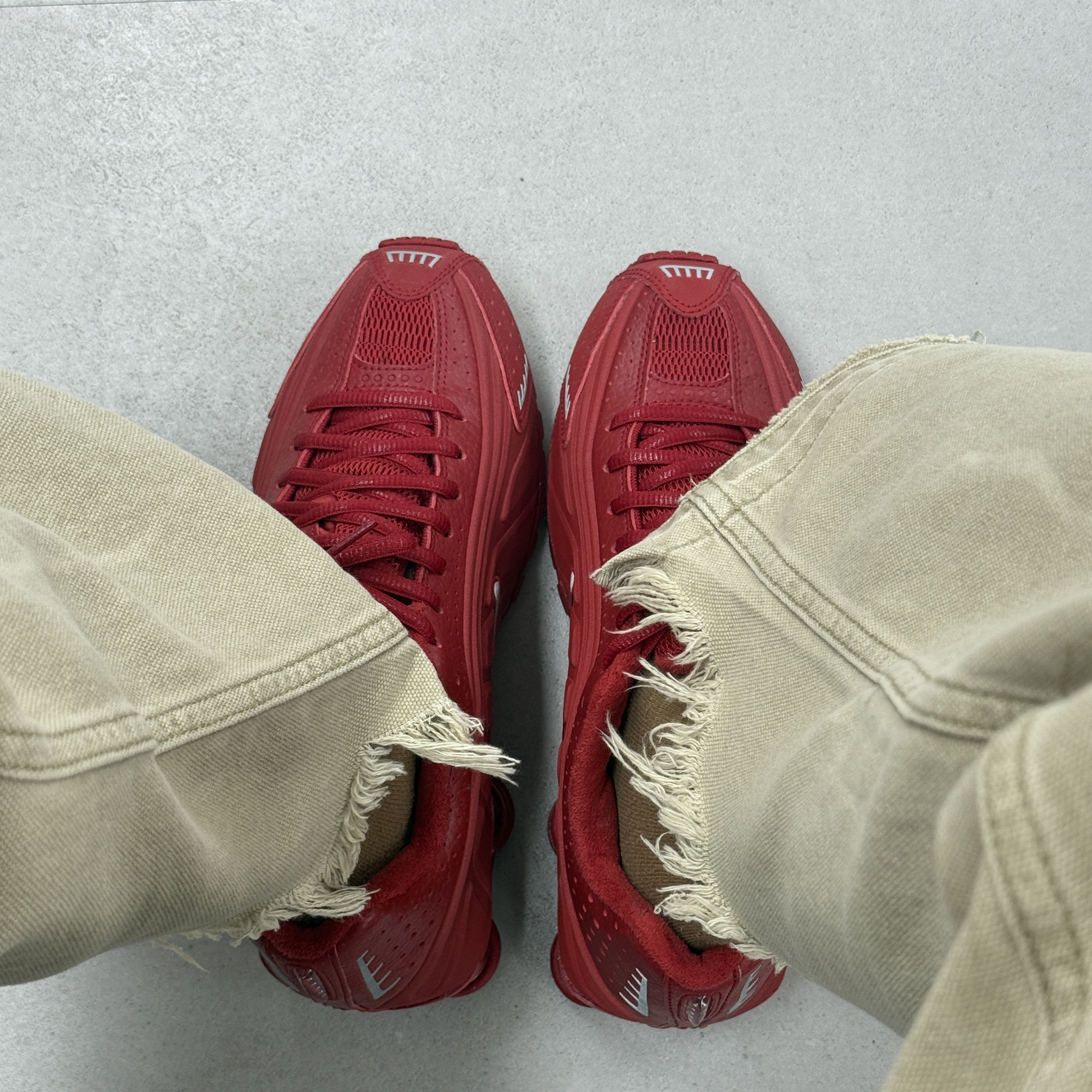 Nike Shox R4 Gym Red and Metallic Silver 착용 스타일 - 3