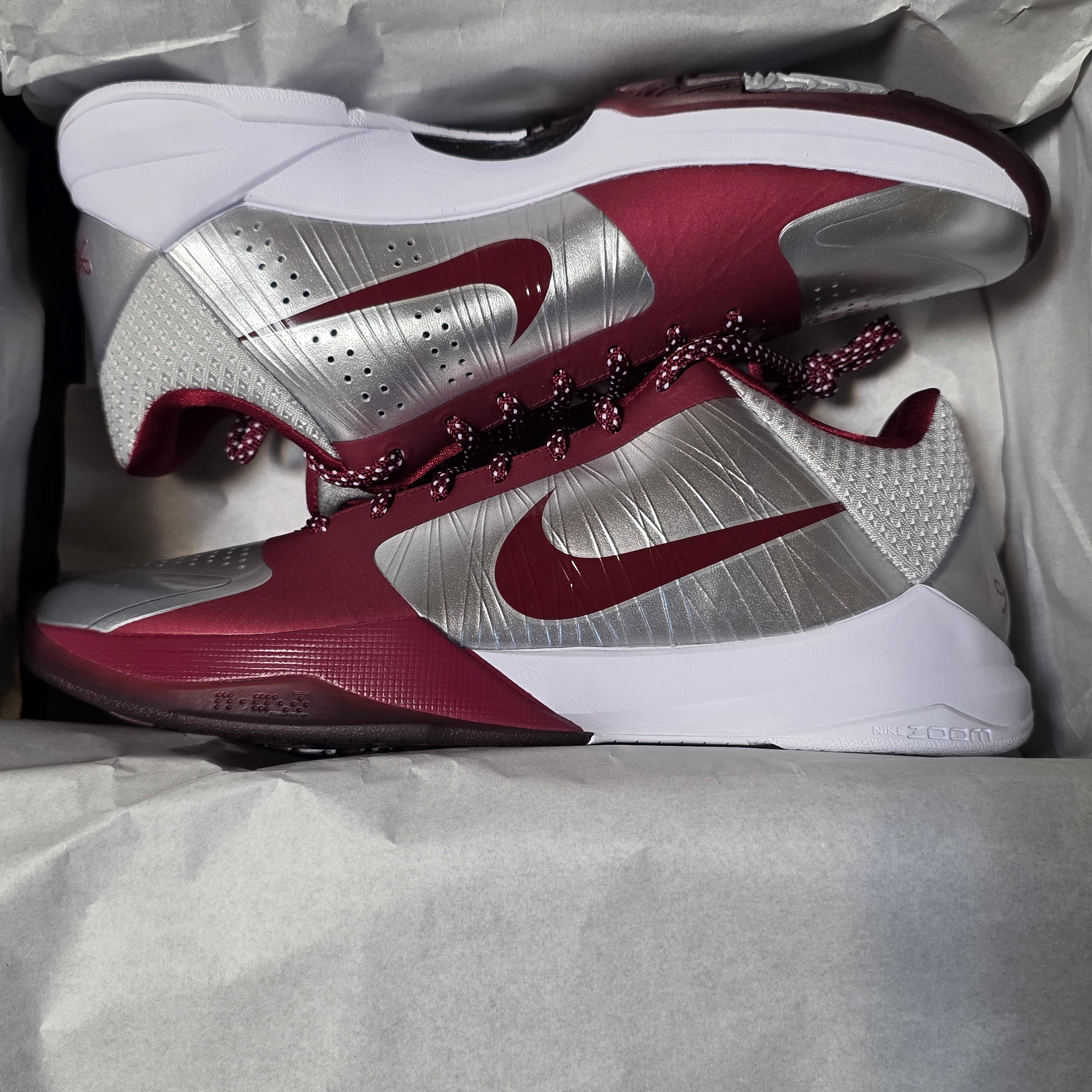 Nike Kobe 5 Protro Lower Merion Aces Away Metallic Silver Team Red 착용 스타일 - 5