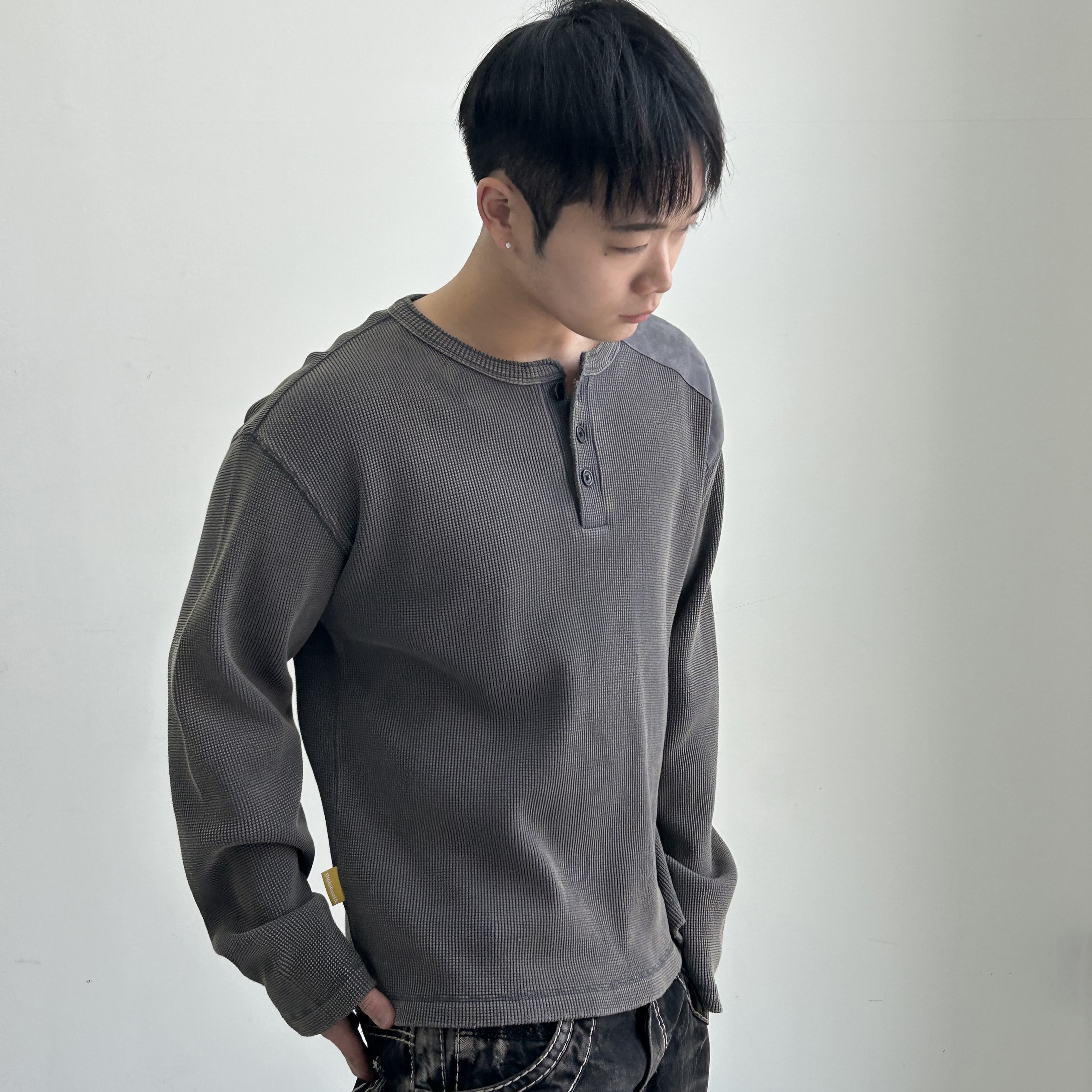 MAINBOOTH Washed Henley T-shirt CHARCOAL 착용 스타일 - 1