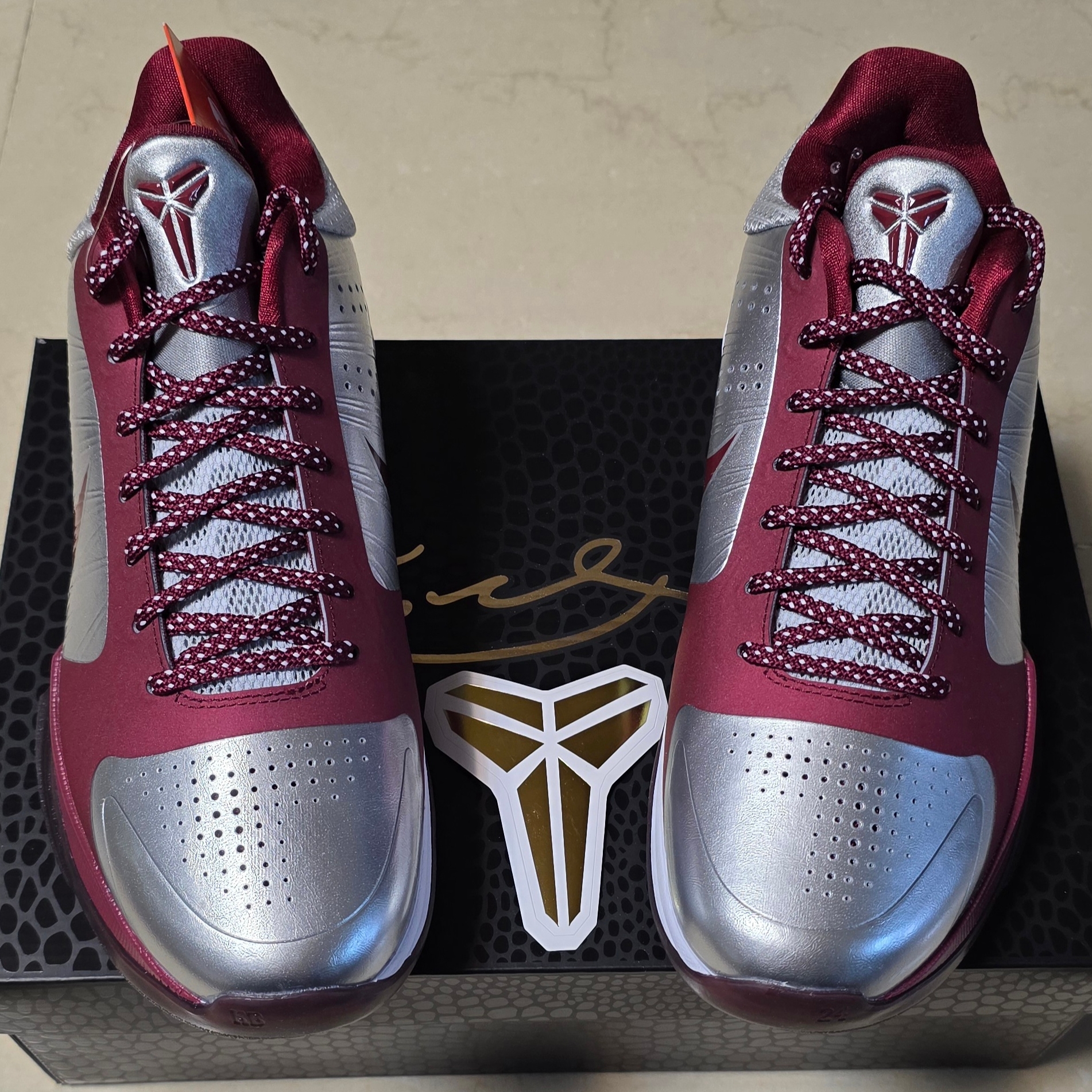 Nike Kobe 5 Protro Lower Merion Aces Away Metallic Silver Team Red 착용 스타일 - 6