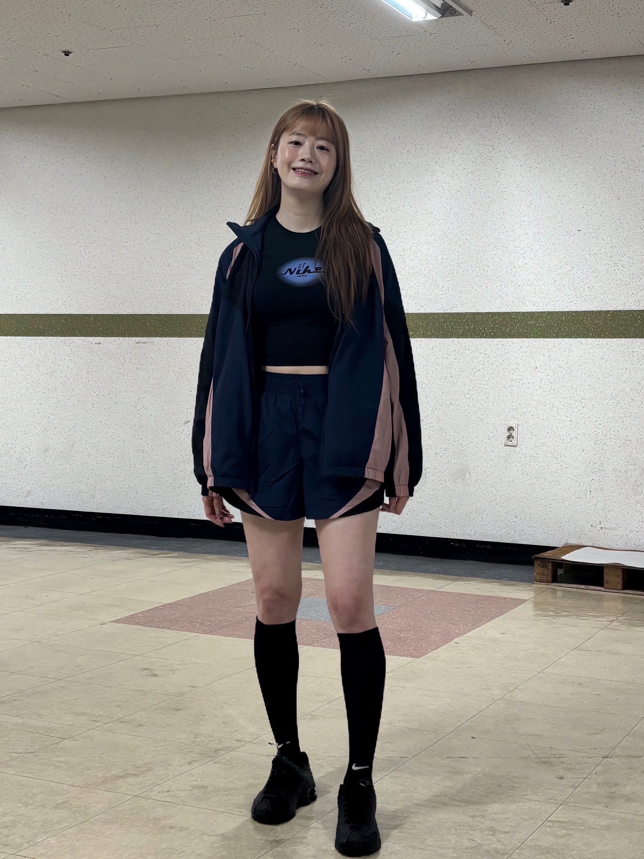 (W) Nike NSW Oversized Track Jacket Midnight Navy Black - Asia, (W) Nike Shox R4 Black 착용 스타일 - 2