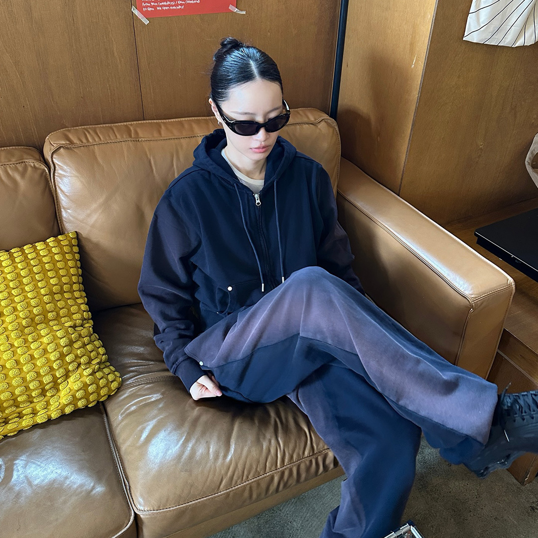 Thevinylhouse Dyed Crop Hoodie Zip-Up Navy, Thevinylhouse Dyed Sweat Pants Navy 착용 스타일