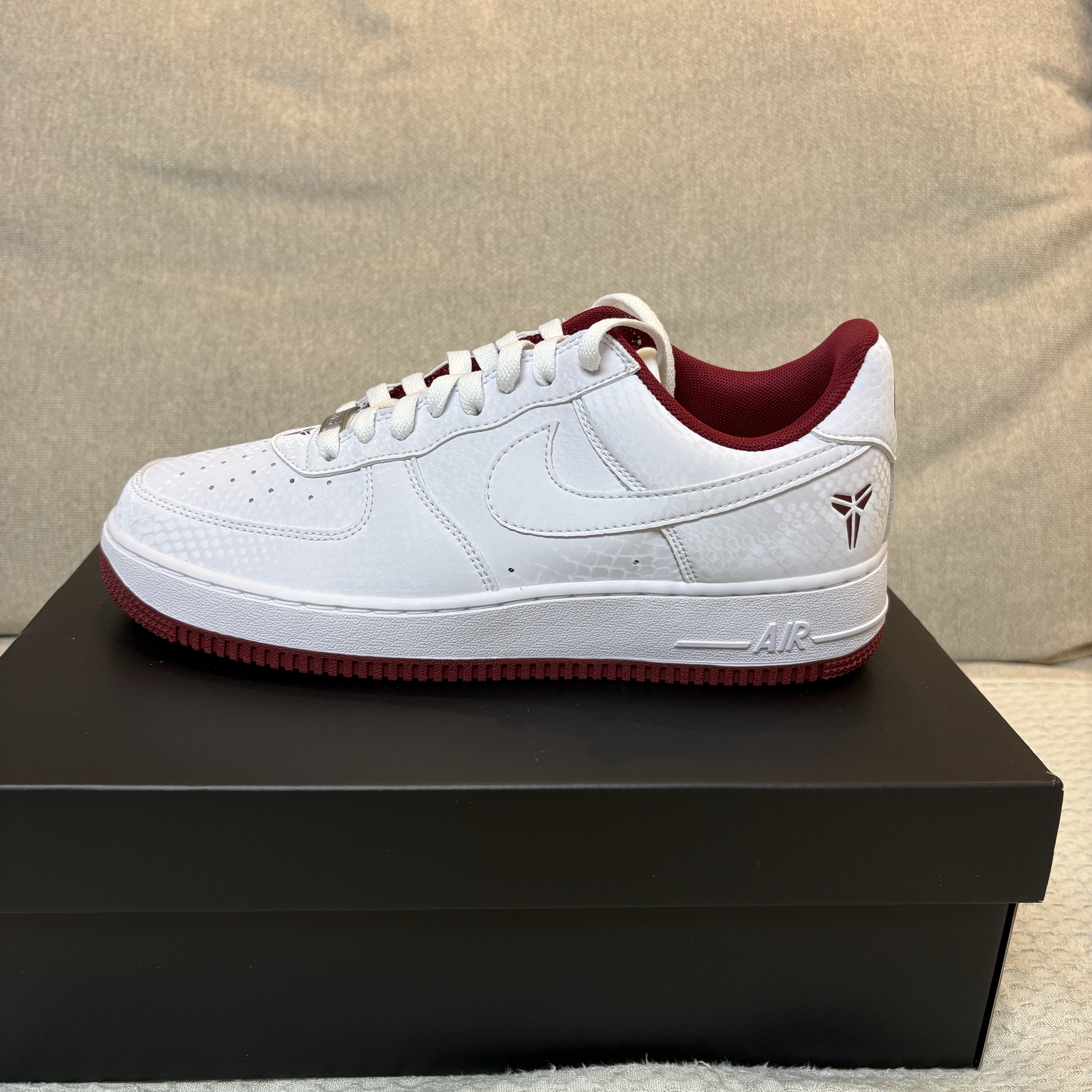 Nike x Kobe Bryant Air Force 1 Low White Team Red 착용 스타일 - 2