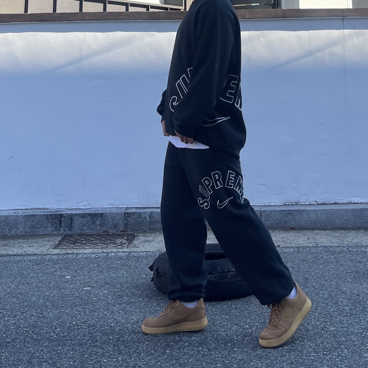 Supreme x Nike Sweatpant Black - 24SS, Supreme x Nike Arc Crewneck Black - 22SS 착용 스타일