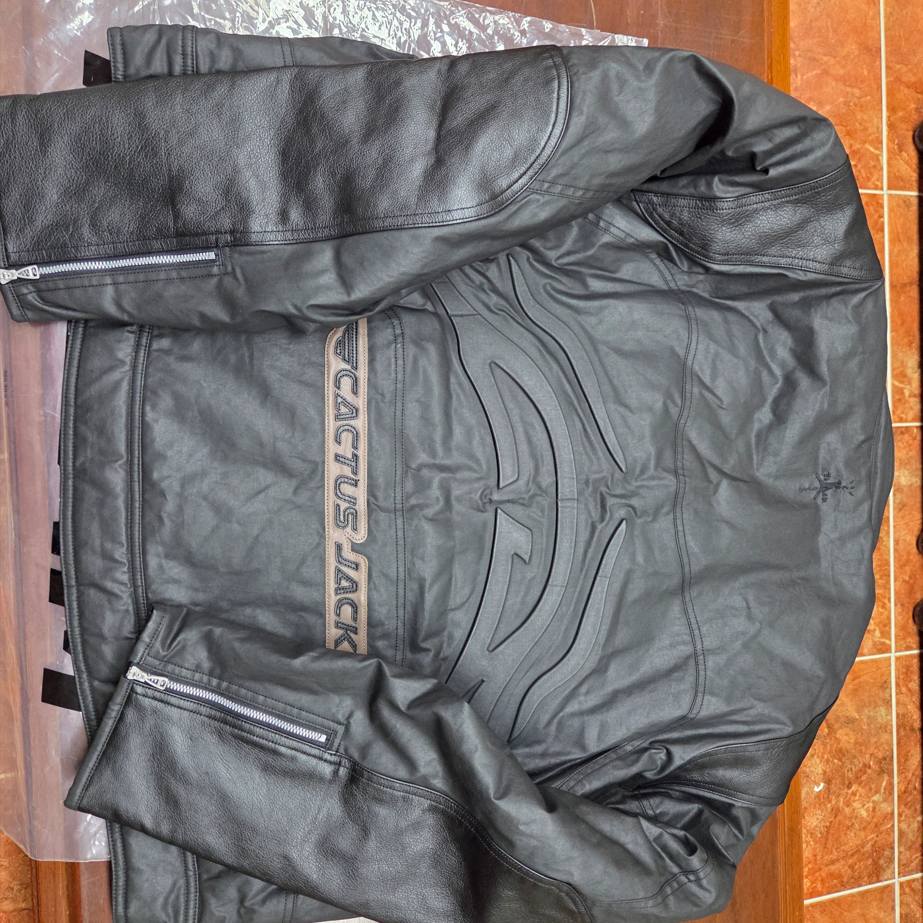 Jordan x Travis Scott Waxed Jacket Black (DZ5474-010) 착용 스타일 - 2