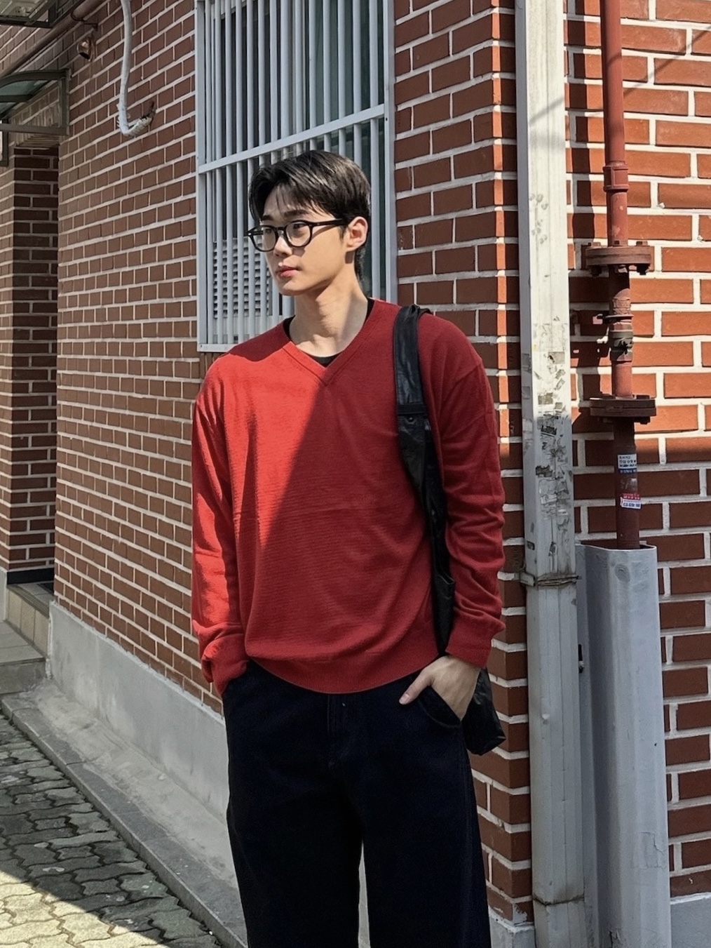 Noun Crop V Neck Knit Red, Noun Balanced Denim Pants Black 착용 스타일 - 2