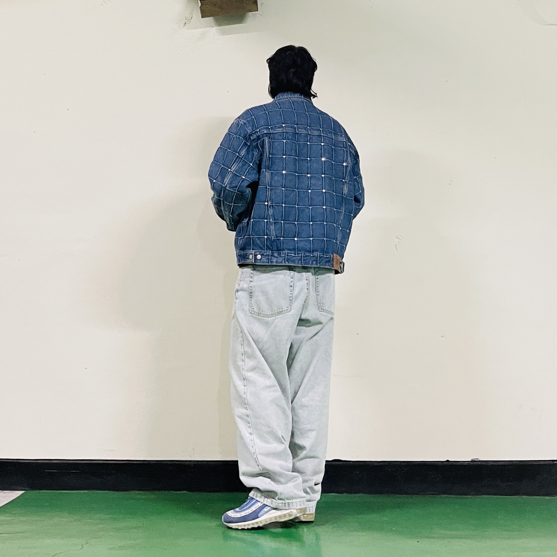 Nike Air Max 97 Have a Nike Day Indigo Storm, Supreme Studded Seam Denim Trucker Jacket Blue - 25SS 착용 스타일 - 2