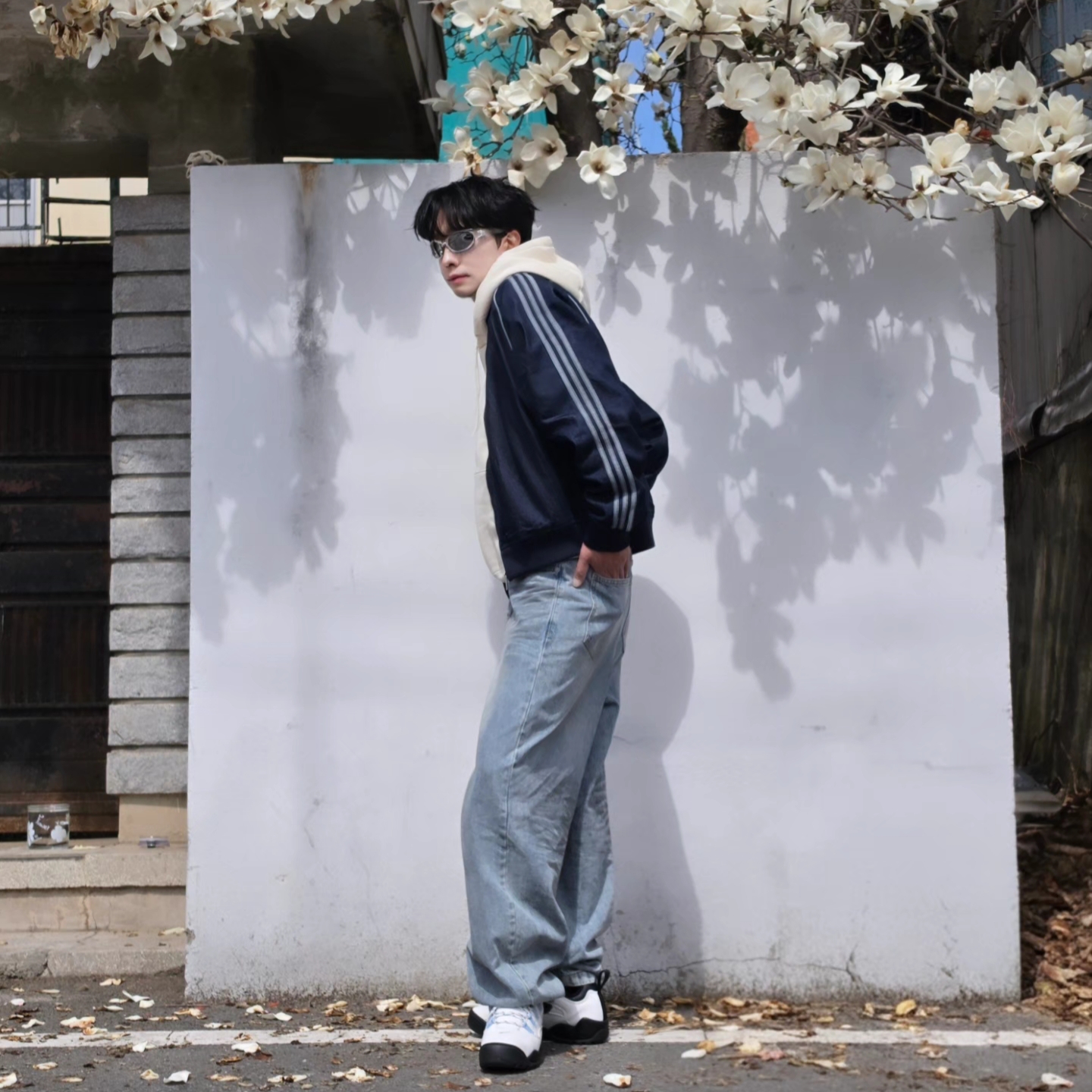 Adidas SST Adicolor Loose SST Denim Stone Jacket Indigo Denim - KR Sizing, Adidas SST Adicolor Loose SST Denim Stone Jacket Indigo Denim - US Sizing 착용 스타일 - 4