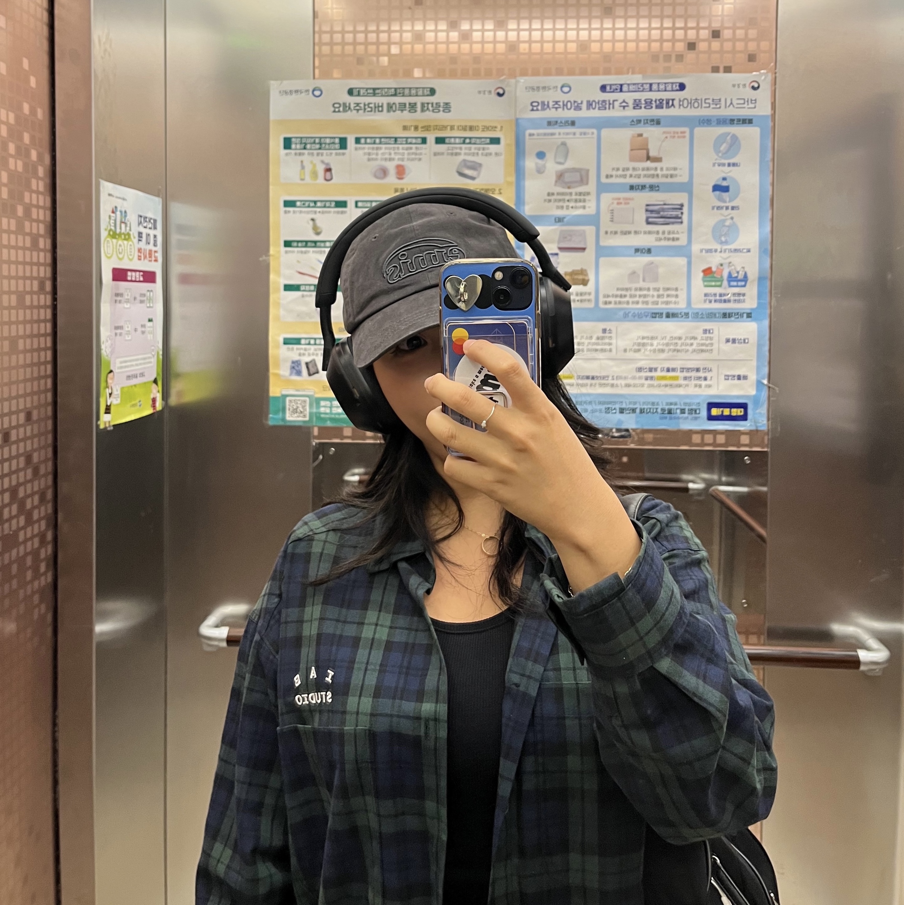Emis New Logo Emis Cap Black, IAB Studio Blackwatch Tartan Shirt Blue Green 착용 스타일
