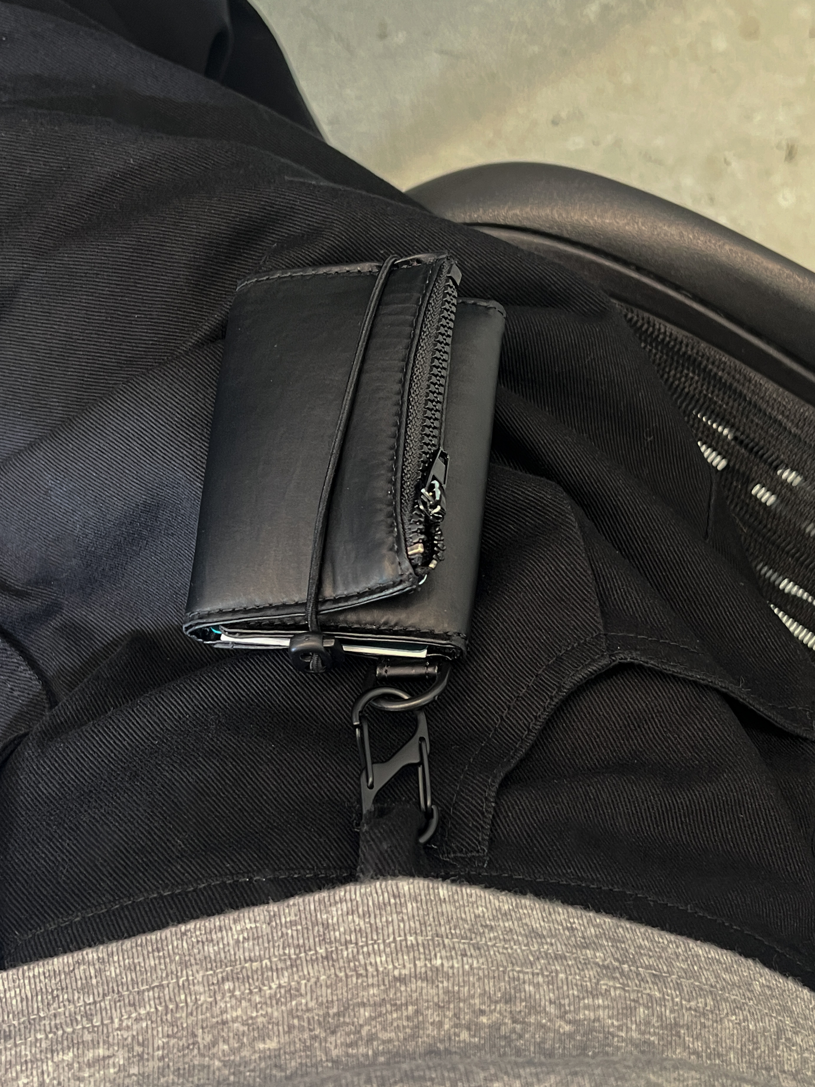 Merge Foldy Wallet Mute Black, Merge Moment Keyring Silent Dot 착용 스타일 - 2