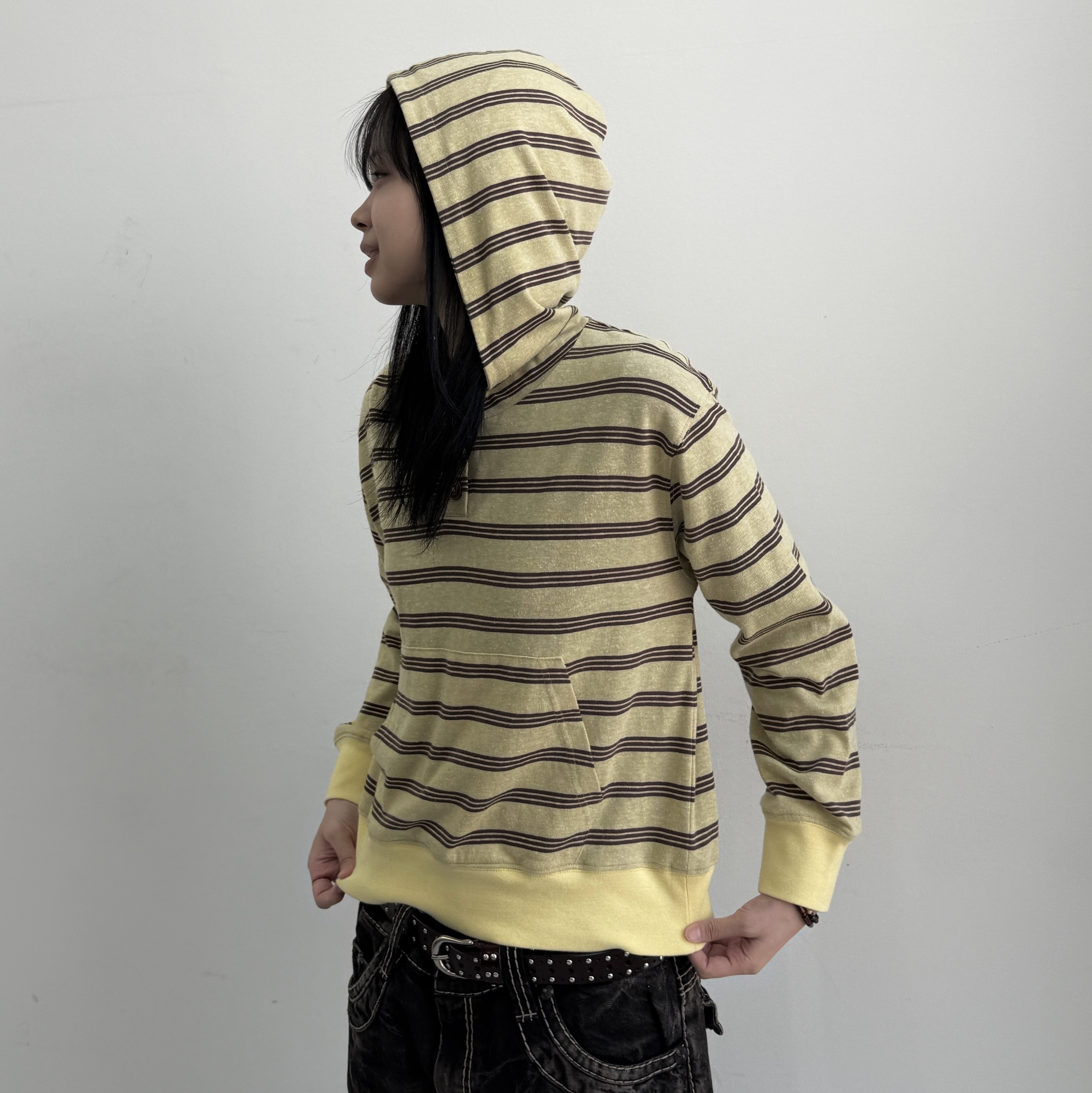 MAINBOOTH Cookie Stripe Hood T-shirt YELLOW 착용 스타일 - 1