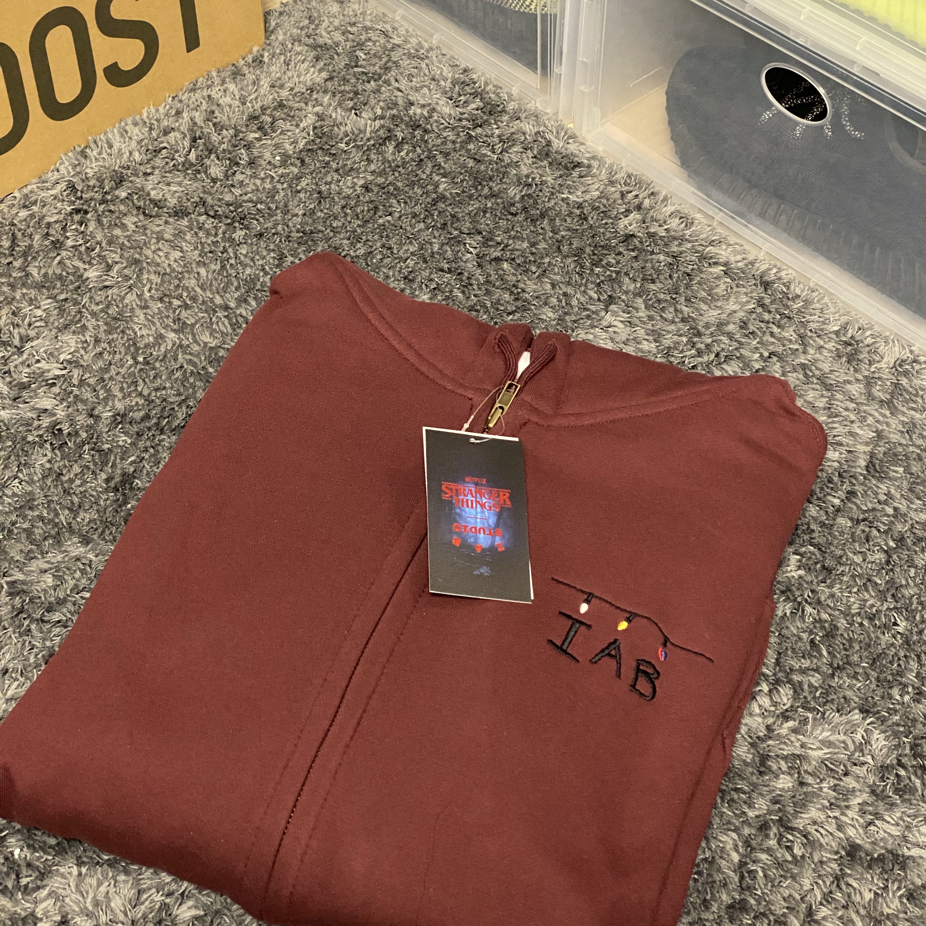 IAB Studio x Stranger Things Tree Lights Zip-up Hoodie Burgundy, Stussy Skullcap Brushed Oval Stock Beanie Black 착용 스타일 - 1
