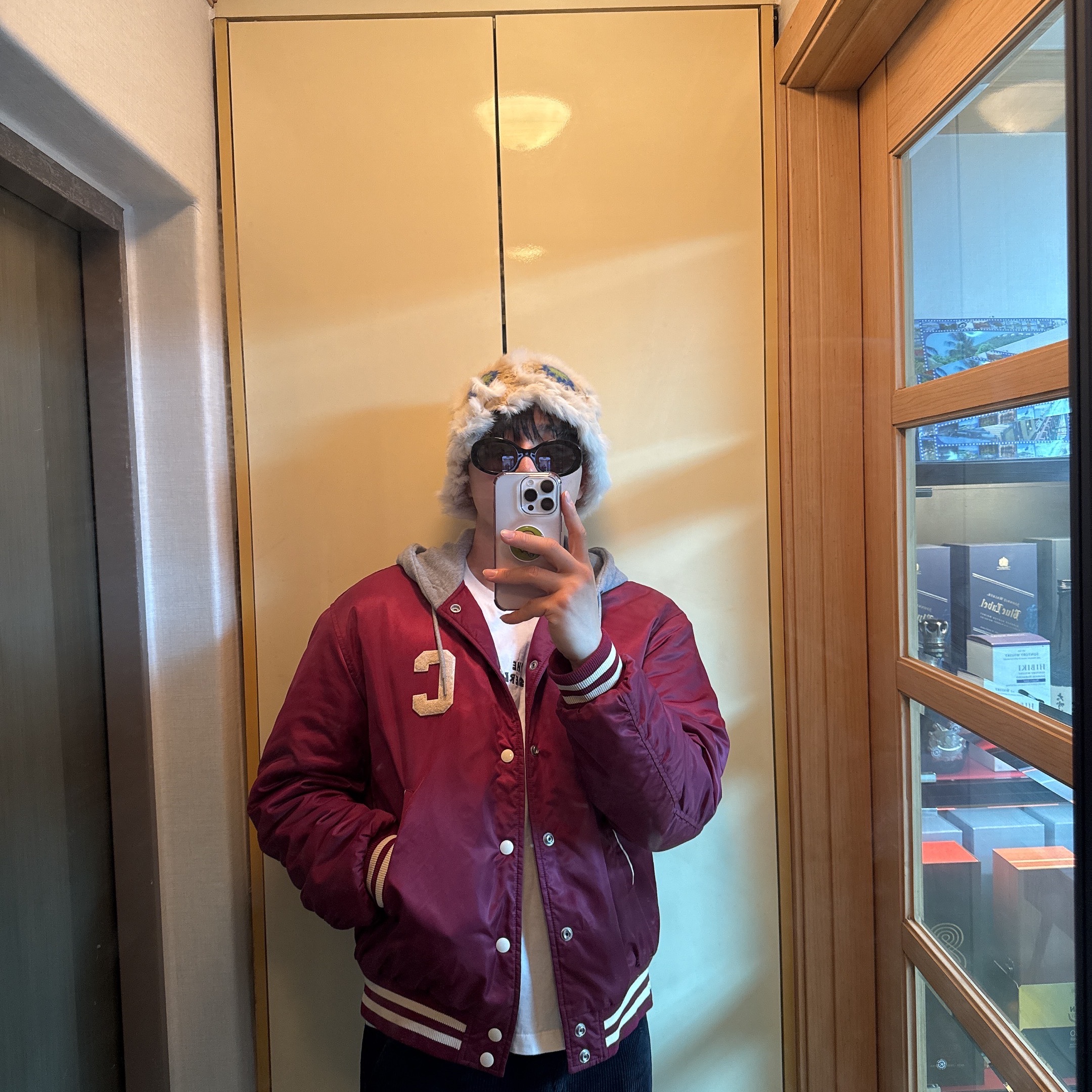 Celine Oversized Hooded Teddy Jacket in Nylon Burgundy, Apple AirPods Max Lightning Silver (Korean Ver.) 착용 스타일 - 2