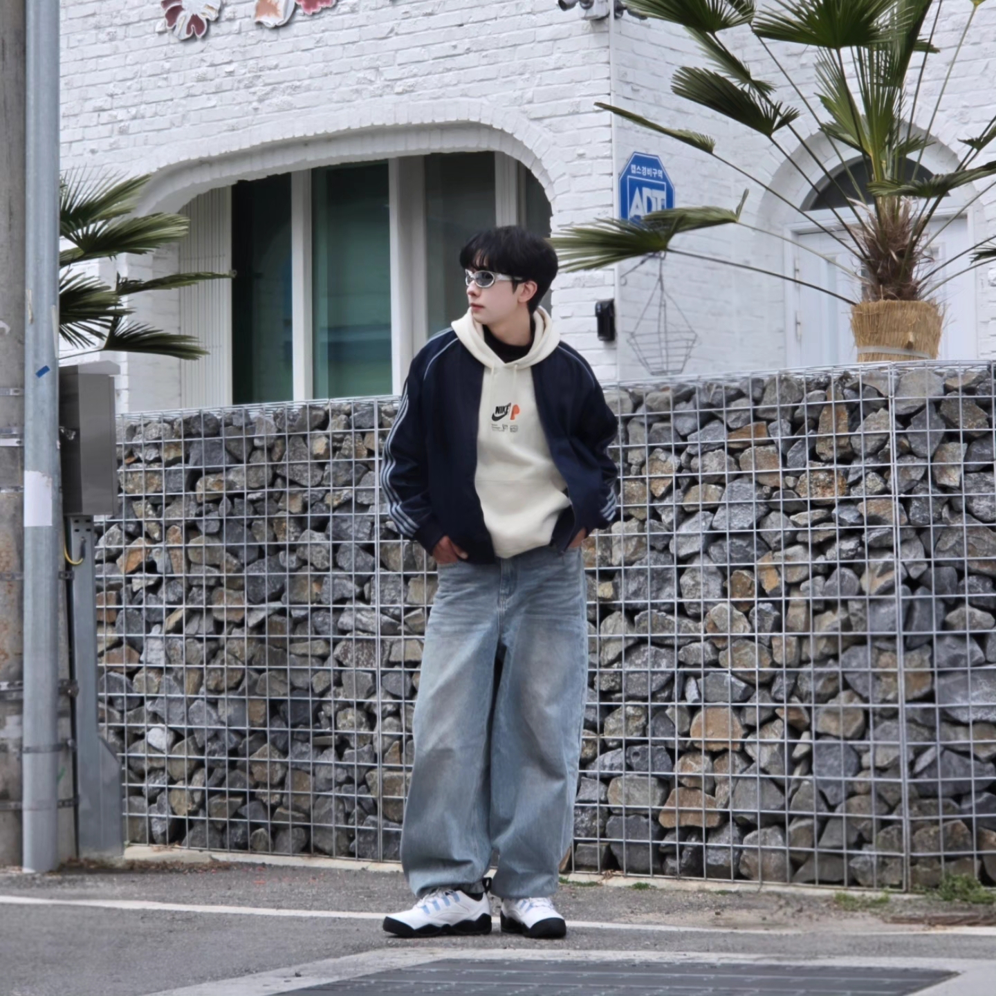 Adidas SST Adicolor Loose SST Denim Stone Jacket Indigo Denim - KR Sizing, Adidas SST Adicolor Loose SST Denim Stone Jacket Indigo Denim - US Sizing 착용 스타일 - 5