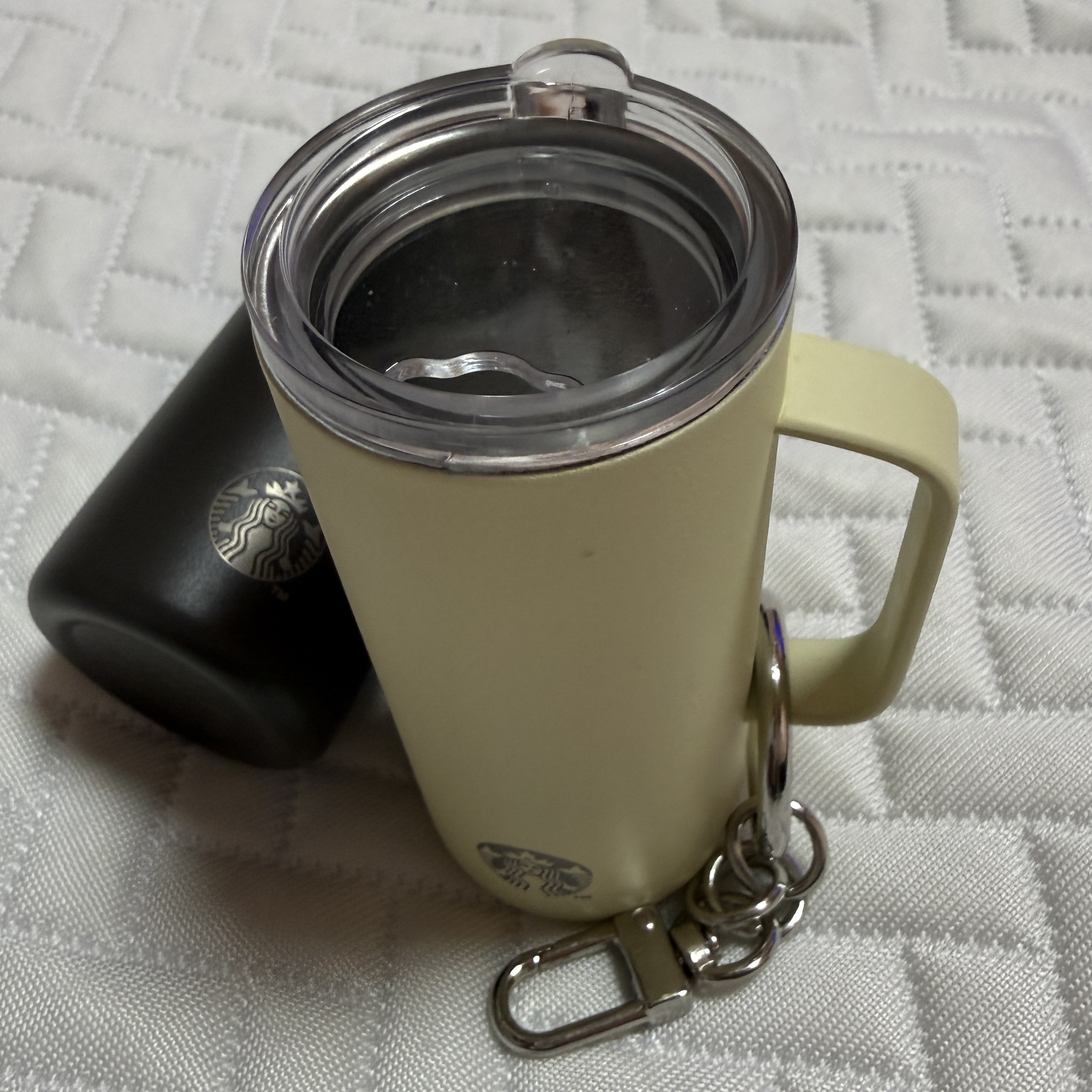 Starbucks Miniature Tumbler Keyring Dark Grey, Starbucks Miniature Tumbler Keyring Butter Yellow 착용 스타일 - 1