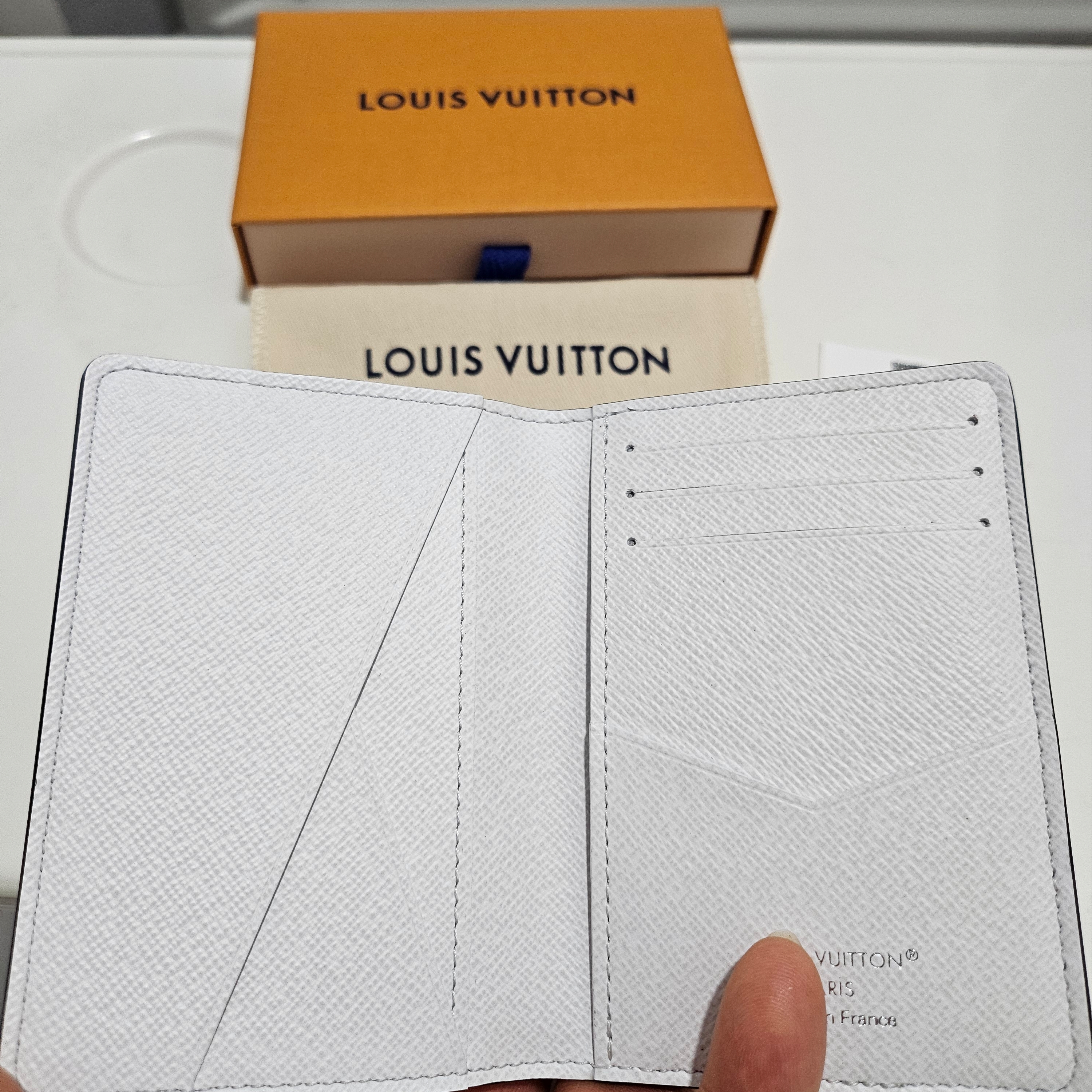 Louis Vuitton Pocket Organizer Taigarama Optic White, Louis Vuitton Pocket Organizer Taiga Black 착용 스타일 - 3