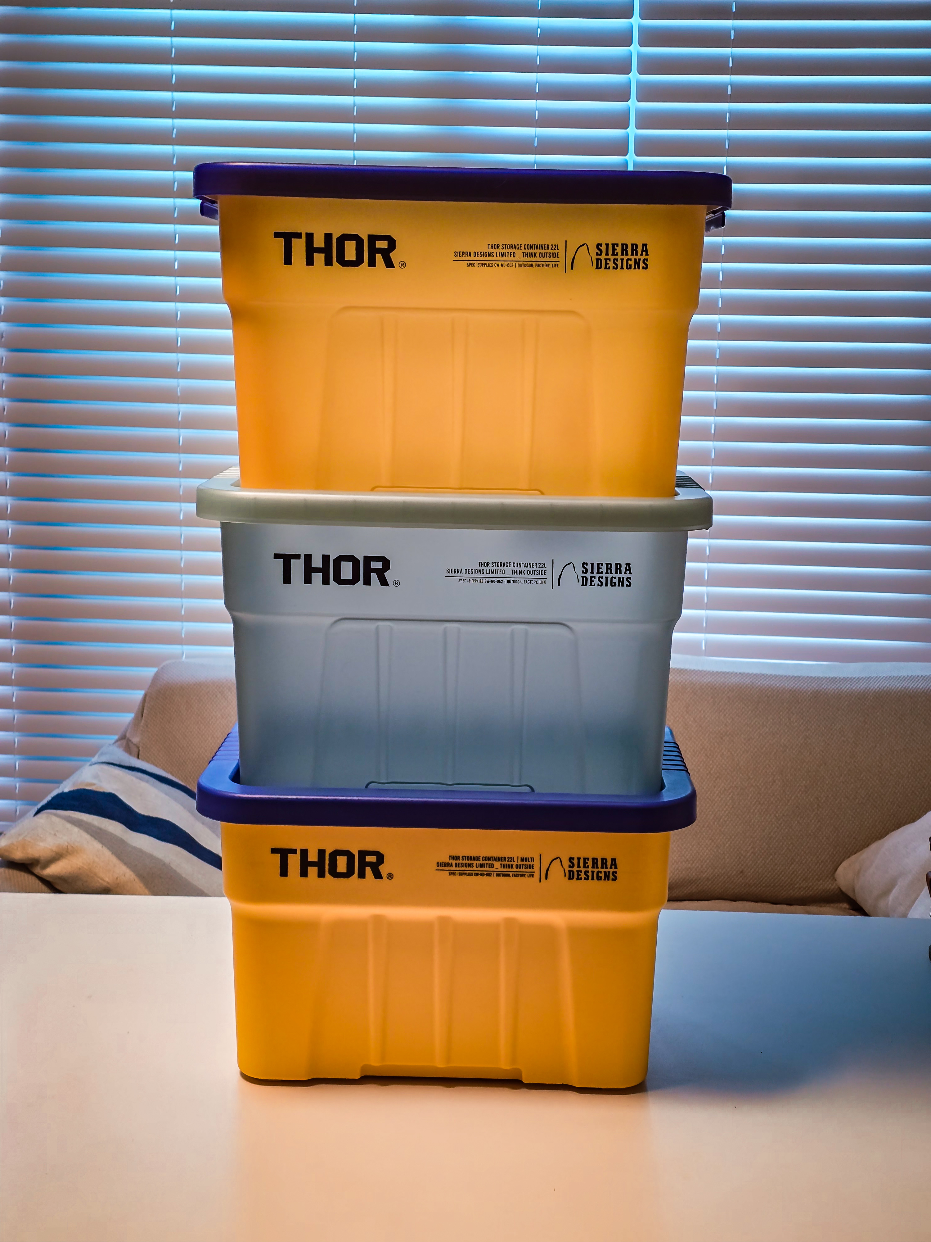 SIERRA DESIGNS GRAND MOTHERSHIP LT THOR Box 22L Clear Multi, SIERRA DESIGNS X THOR STORAGE BOX 22L LIGHT GREY 착용 스타일 - 2