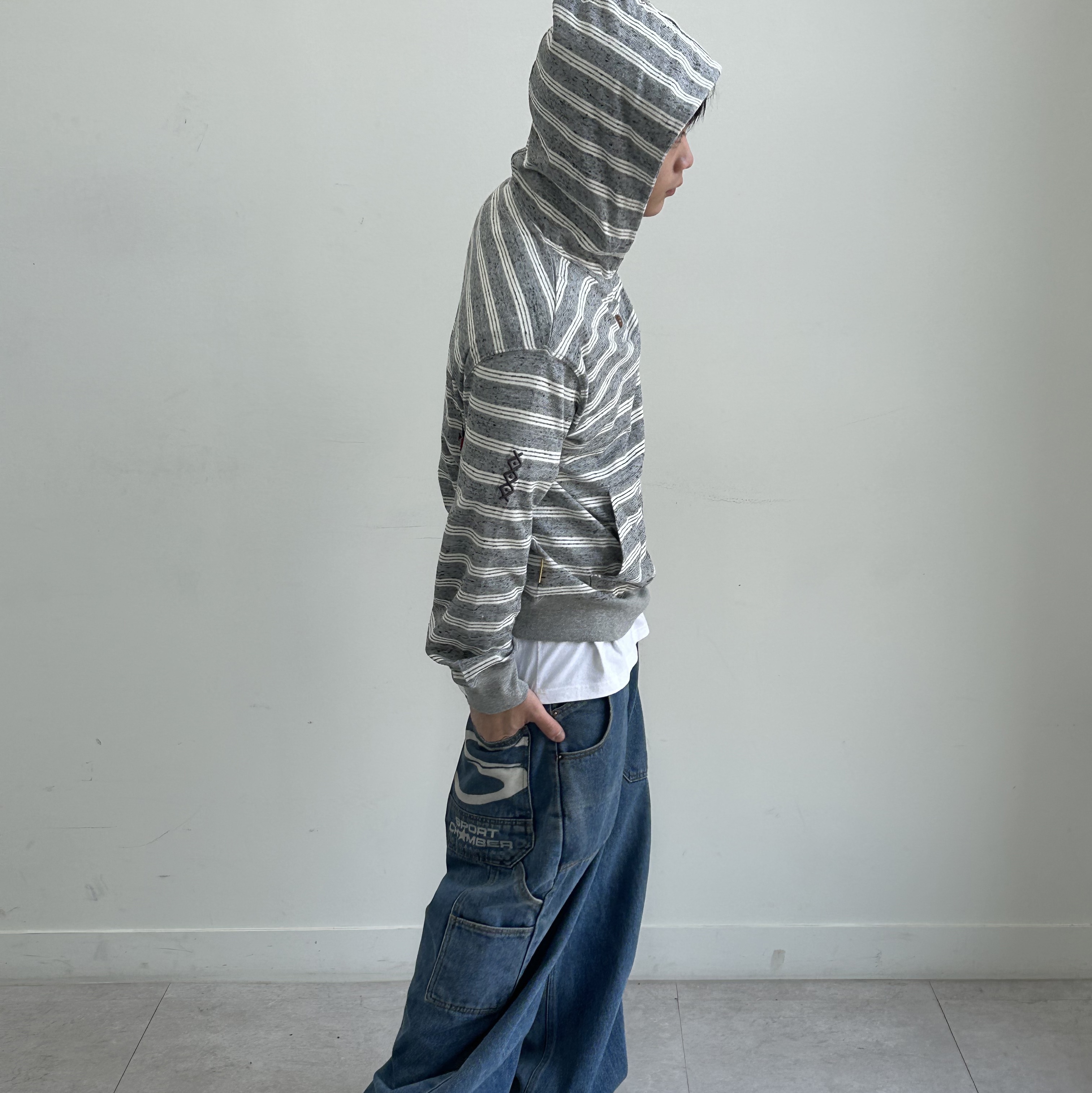 MAINBOOTH Cookie Stripe Hood T-shirt GRAY 착용 스타일 - 3