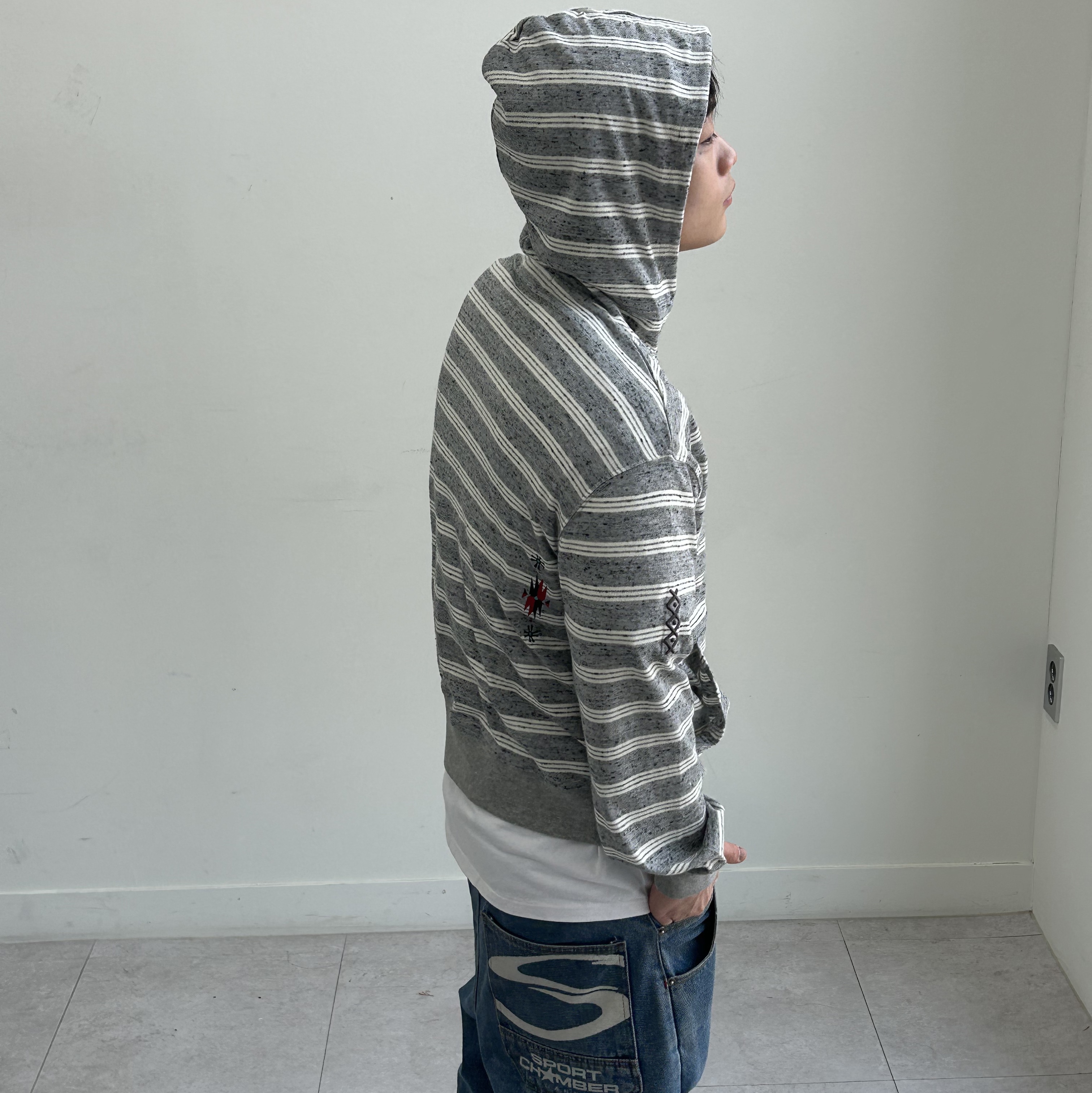 MAINBOOTH Cookie Stripe Hood T-shirt GRAY 착용 스타일 - 5
