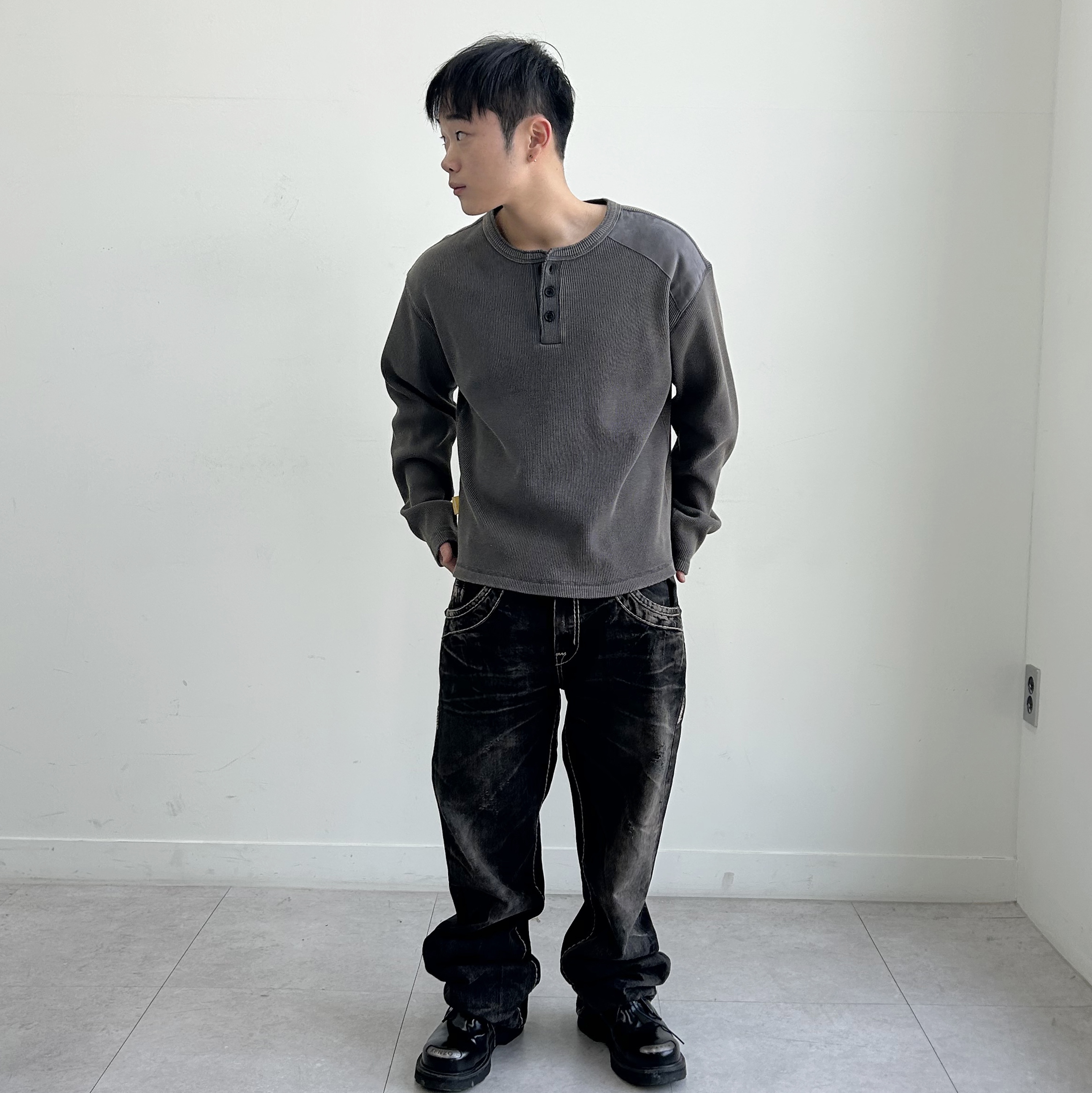 MAINBOOTH Washed Henley T-shirt CHARCOAL 착용 스타일 - 2