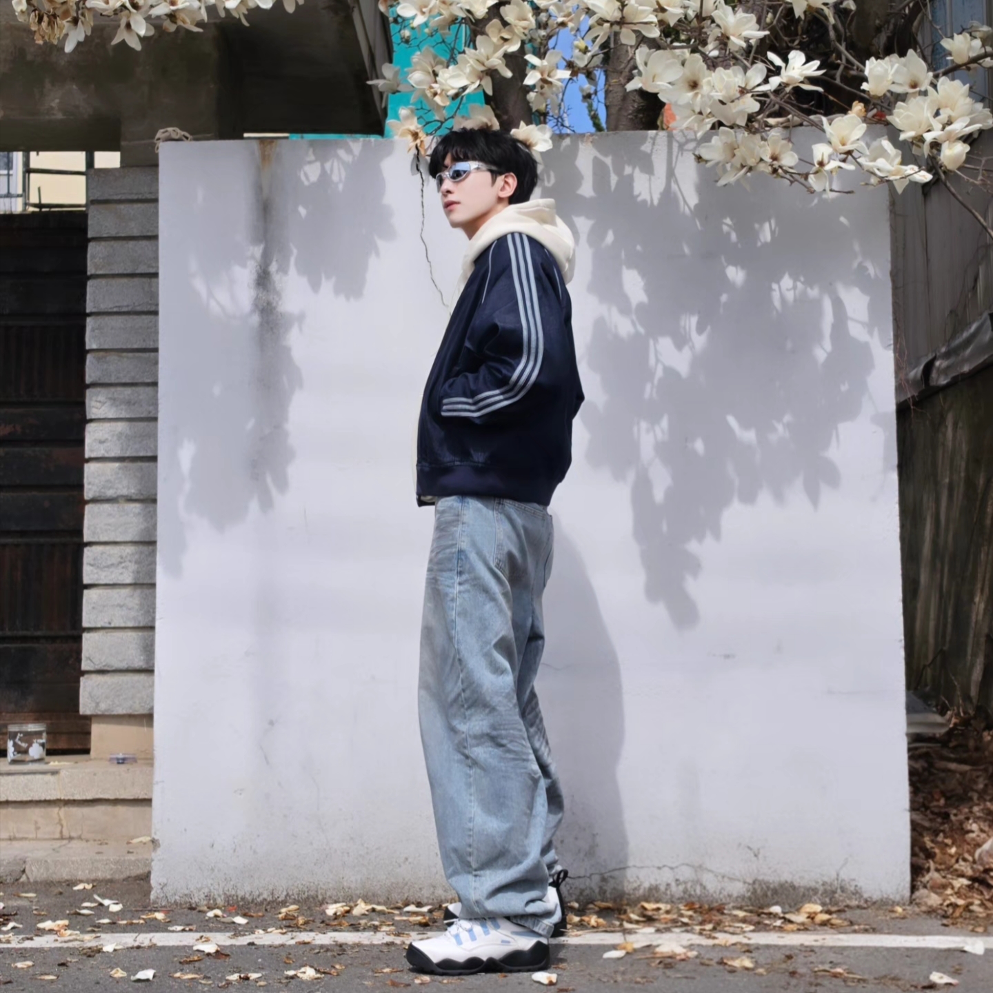 Adidas SST Adicolor Loose SST Denim Stone Jacket Indigo Denim - KR Sizing, Adidas SST Adicolor Loose SST Denim Stone Jacket Indigo Denim - US Sizing 착용 스타일 - 2