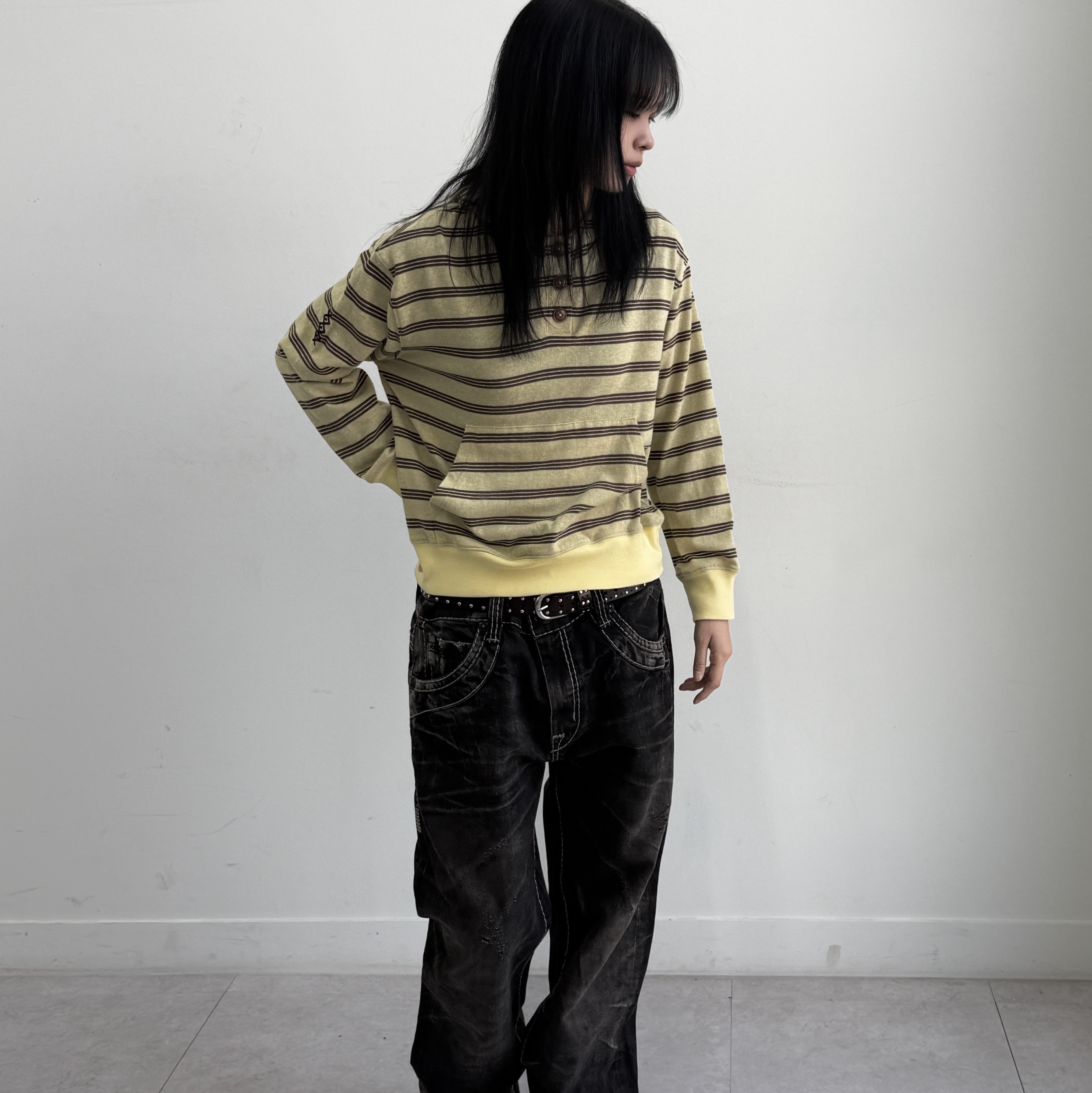 MAINBOOTH Cookie Stripe Hood T-shirt YELLOW 착용 스타일 - 2