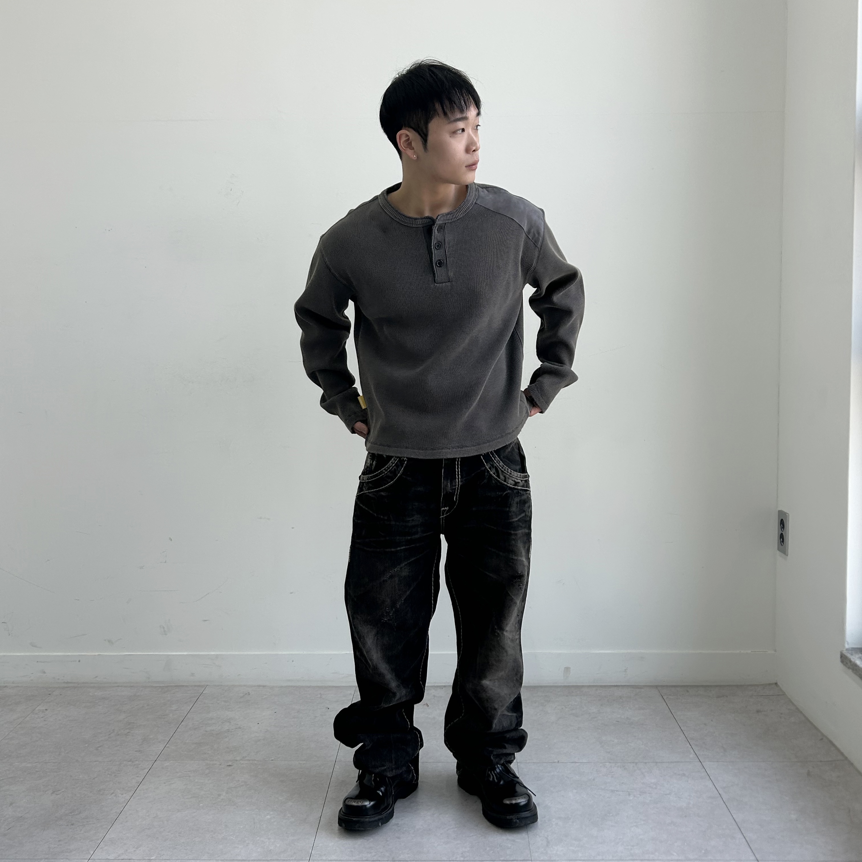 MAINBOOTH Washed Henley T-shirt CHARCOAL 착용 스타일 - 3