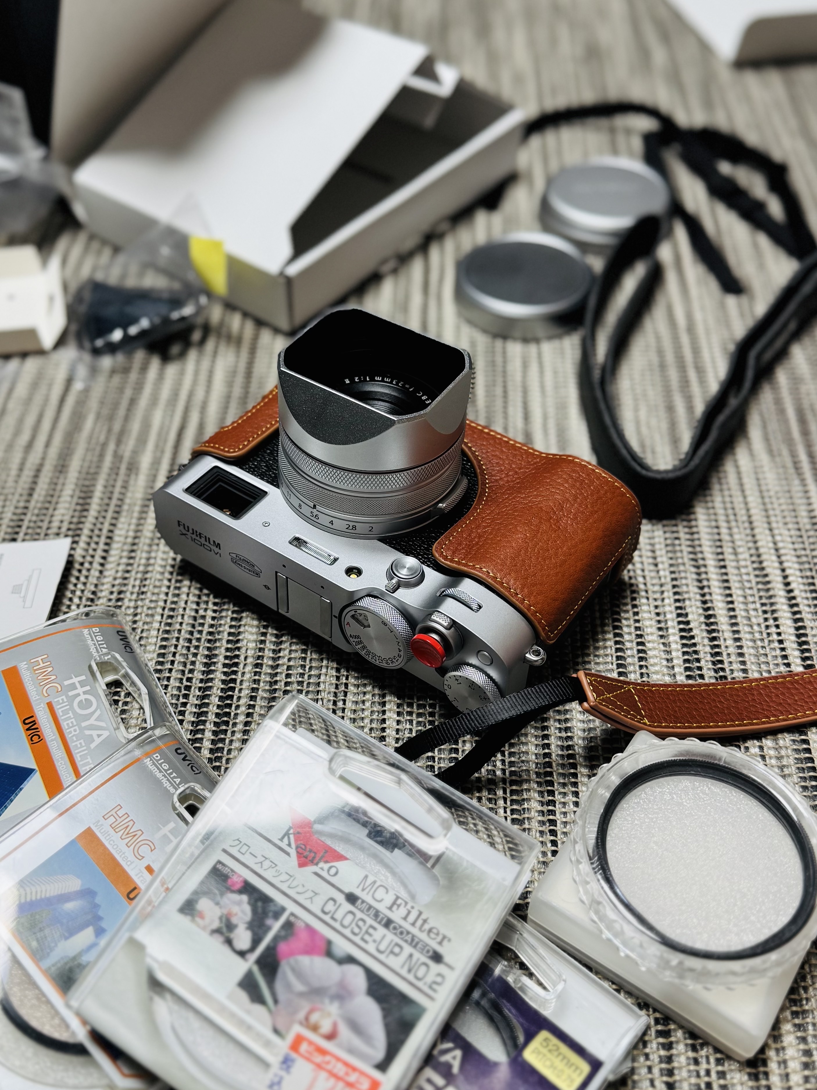 Fujifilm X100VI Silver (Korean Ver.), Leica Sofort 2 White (Korean Ver.) 착용 스타일 - 1