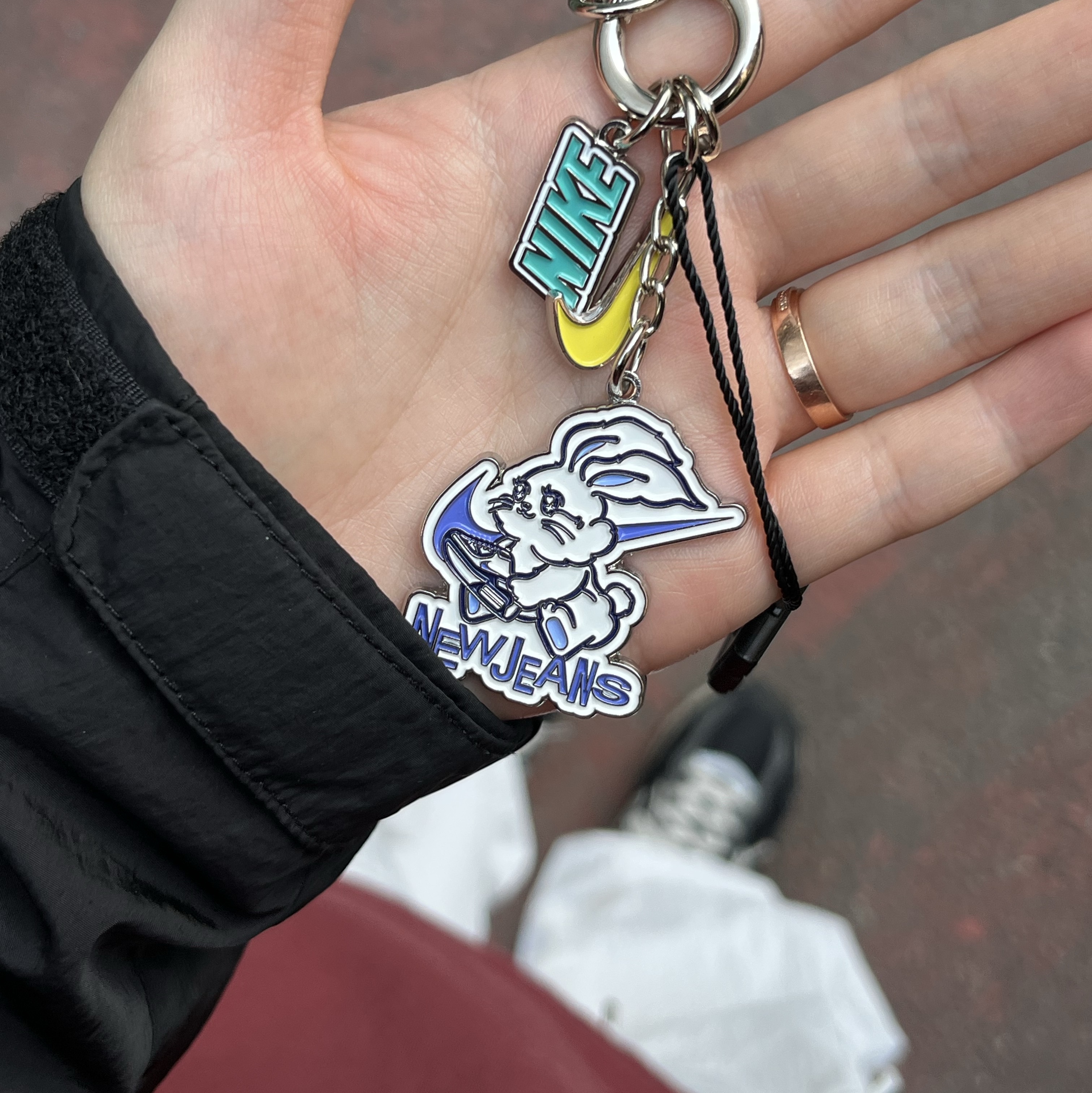 Nike x Newjeans Nike Gangnam Opening Anniversary Keyring Multicolor 착용 스타일
