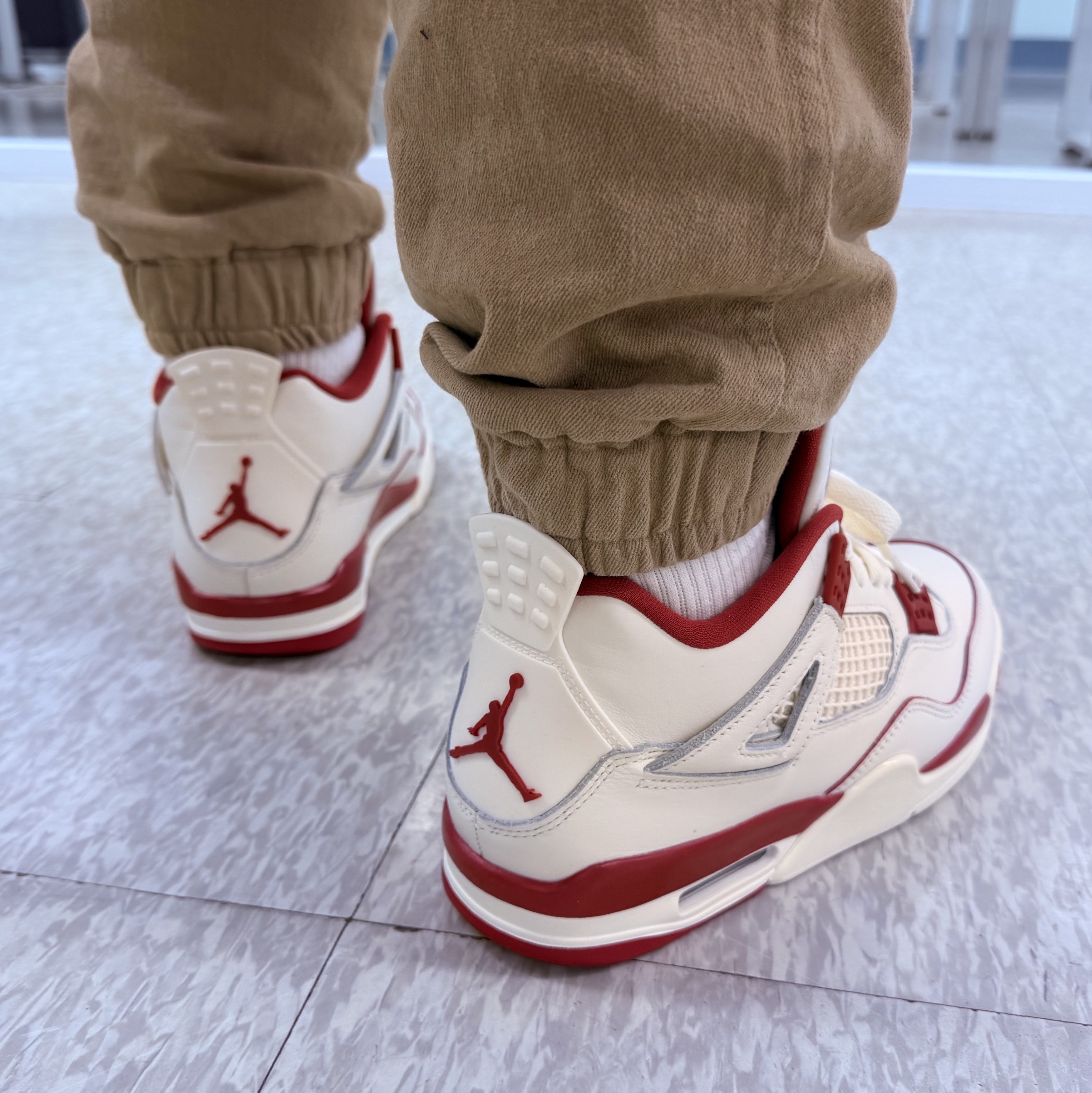 (W) Jordan 4 Retro Valentine's Day Pale Ivory Sierra Red 착용 스타일
