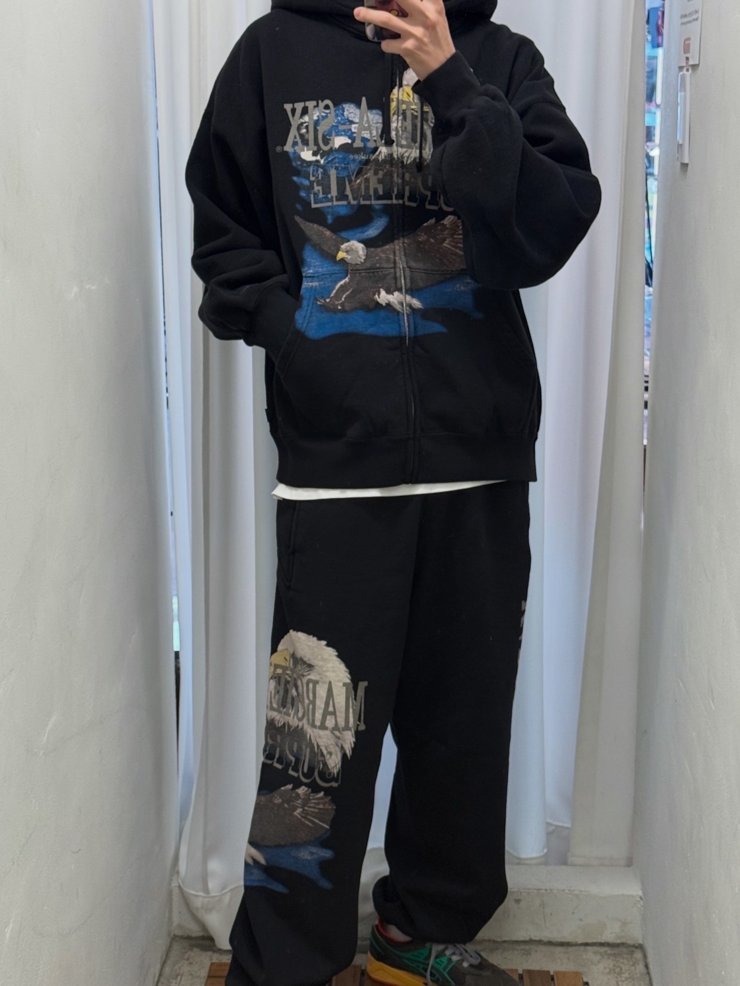 Supreme x MM6 Maison Margiela Eagle Zip Up Hooded Sweatshirt Black - 26SS, Supreme x MM6 Maison Margiela Eagle Sweatpant Black - 26SS 착용 스타일 - 2