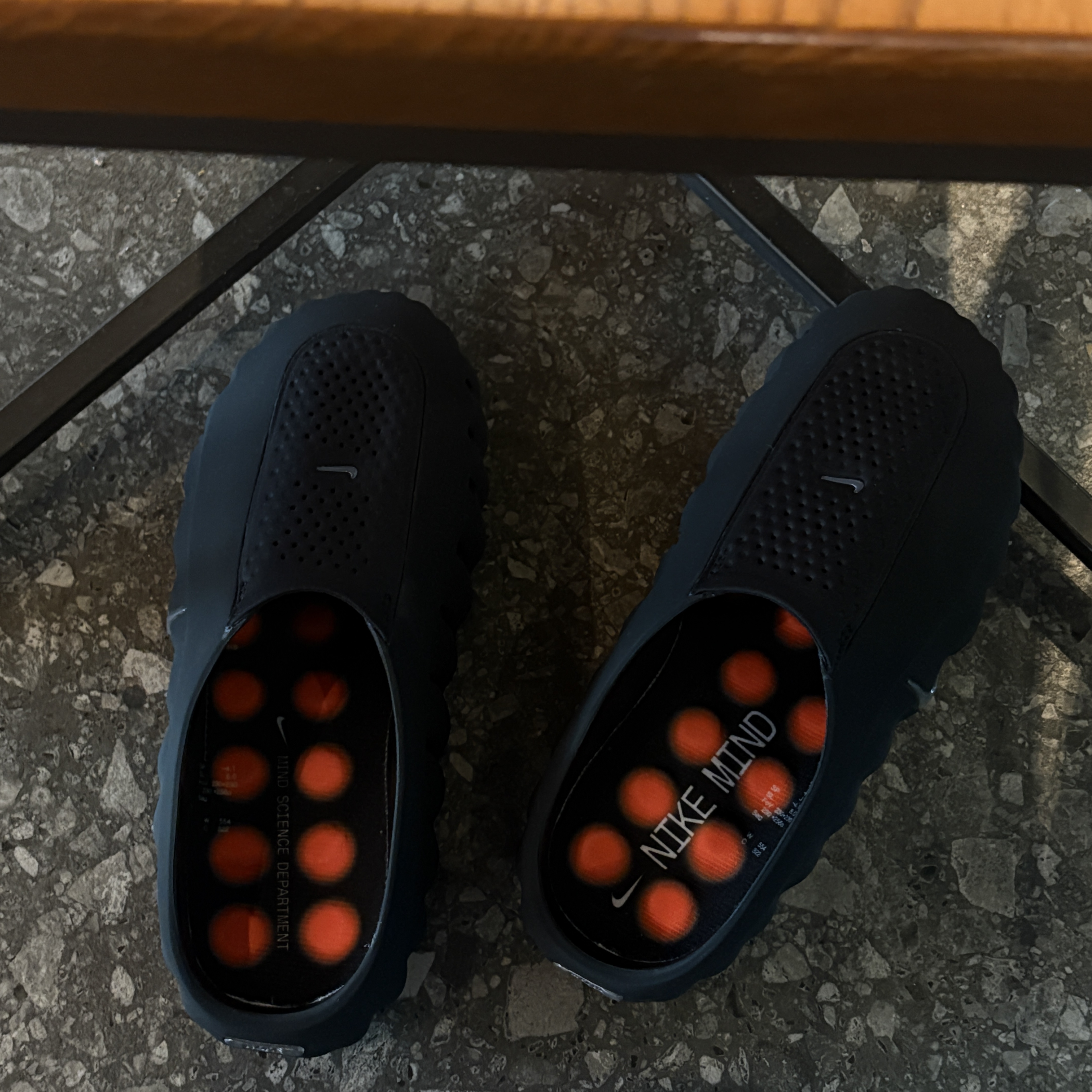 (W) Nike Mind 001 Black Hyper Crimson 착용 스타일
